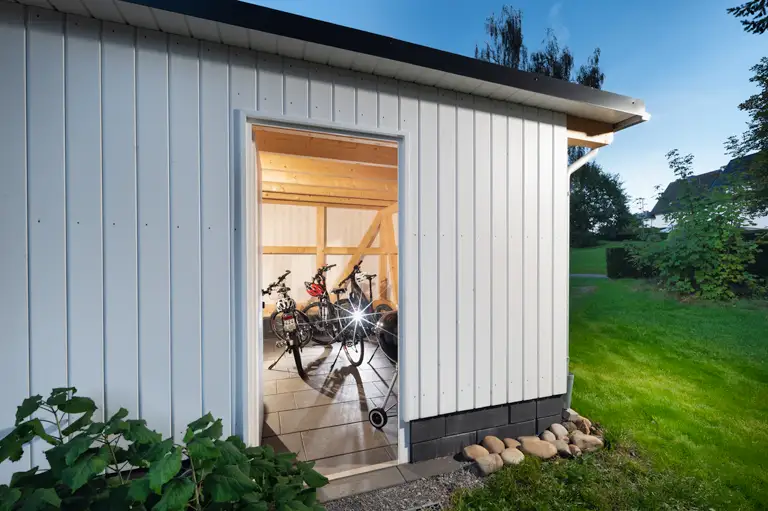 Blick in den abschließbaren Abstellraum für bis zu sechs E-Bikes und Fahrräder bei der Ferienwohnung im Fachwerkhaus Eiben im Sauerland