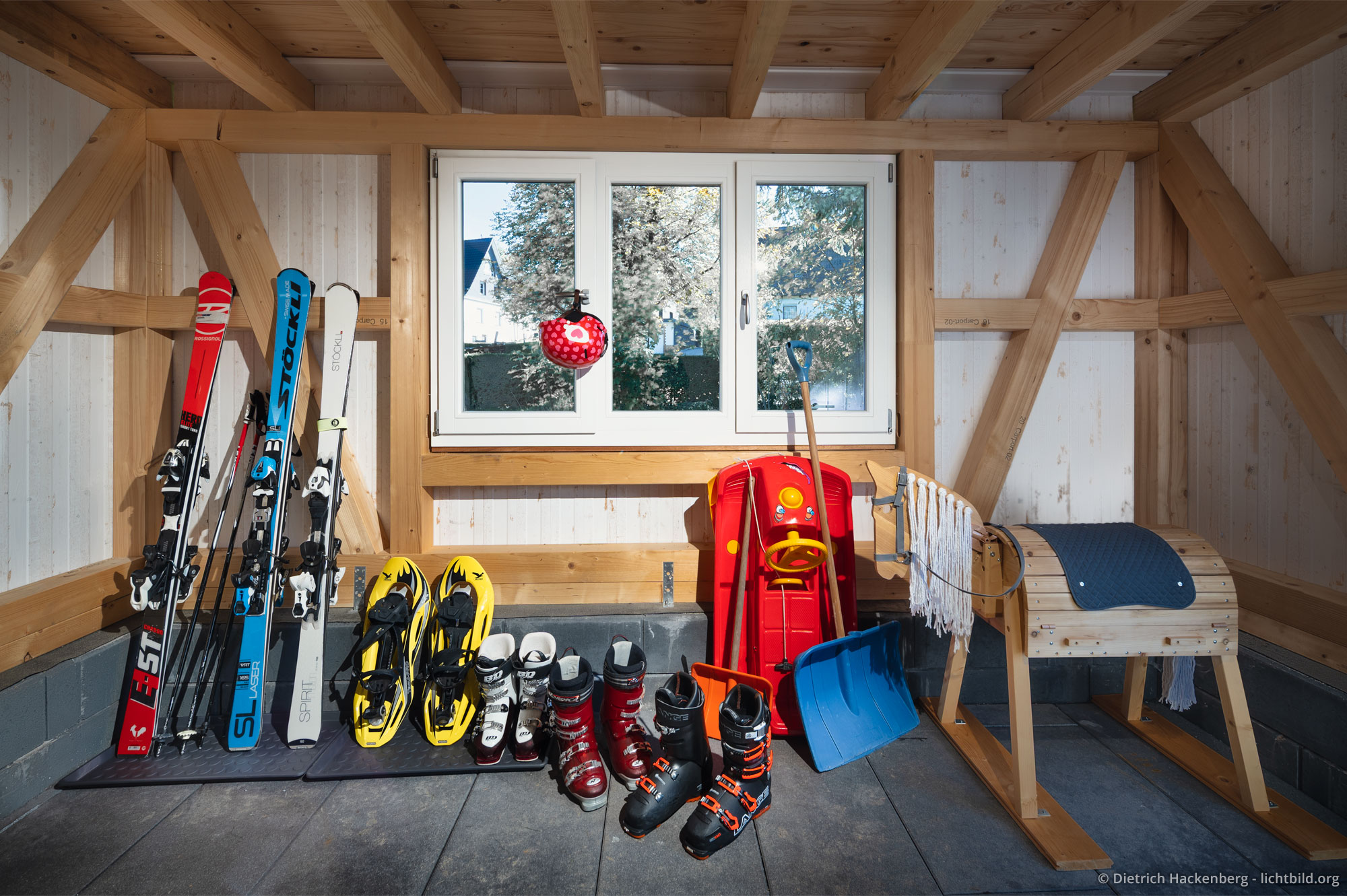 Wintersportgeräte im abschließbaren Abstellraum. Ferienwohnung in Eibens Fachwerkhaus, Kirchhundem-Benolpe, Sauerland