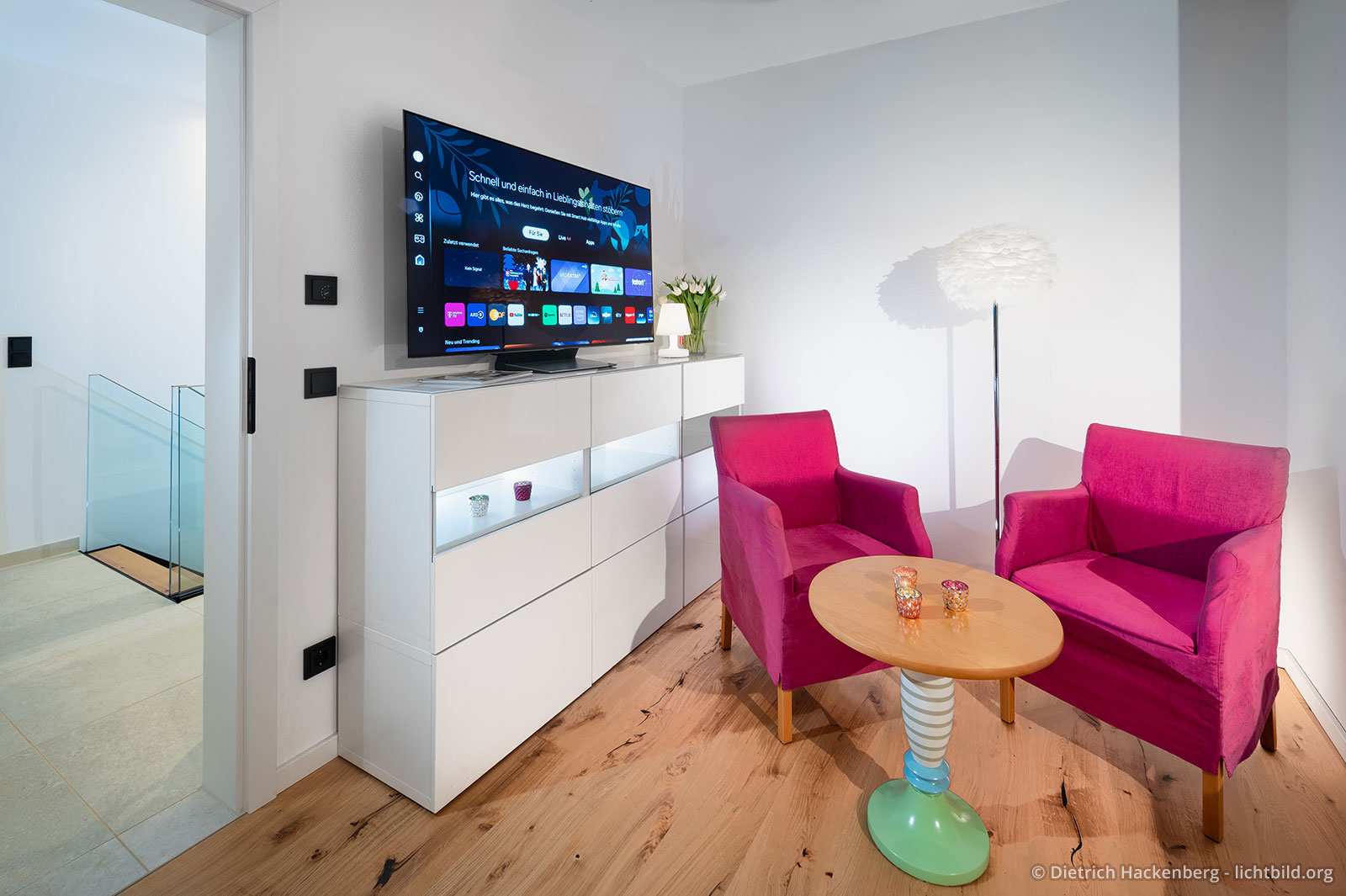 Zwei Sessel mit Tisch im Schlafzimmer 2 mit großem Fernseher. Ferienwohnung Sauerland - Fachwerkhaus Eiben, Benolpe