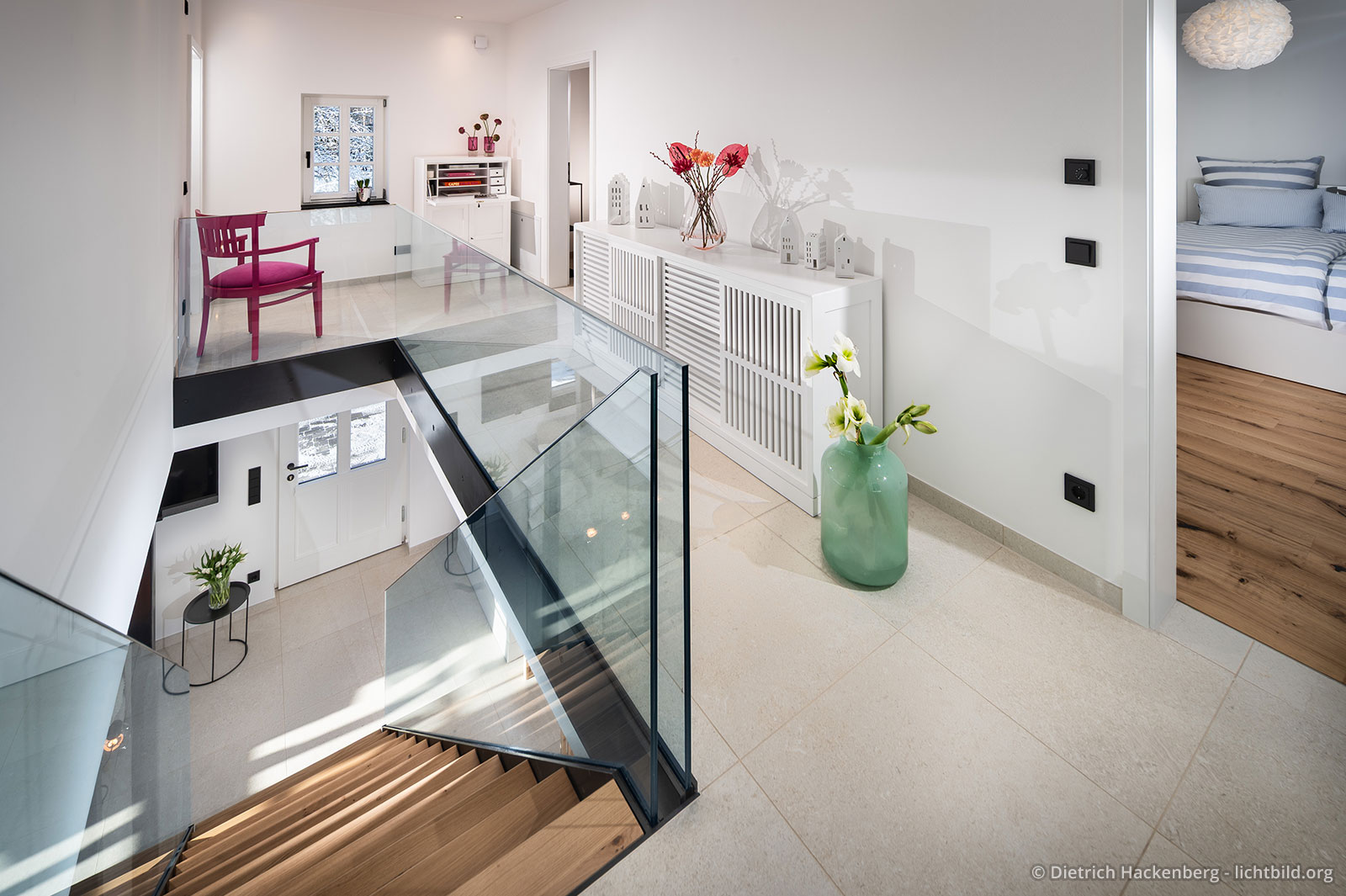 Treppenabgang im 1.OG - im Flur ein rosa Stuhl, Sekretär und mit Porzelanhäusern dekoriertes Sideboard. Deko und Blick in Schlafzimmer 2. Ferienwohnung Sauerland - Fachwerkhaus Eiben, Benolpe