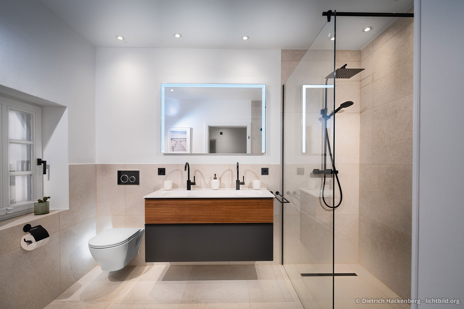 Bad mit Doppelwaschbecken und Walk-In-Dusche. Sauerland Ferienhaus - Fachwerkhaus Eiben, Benolpe