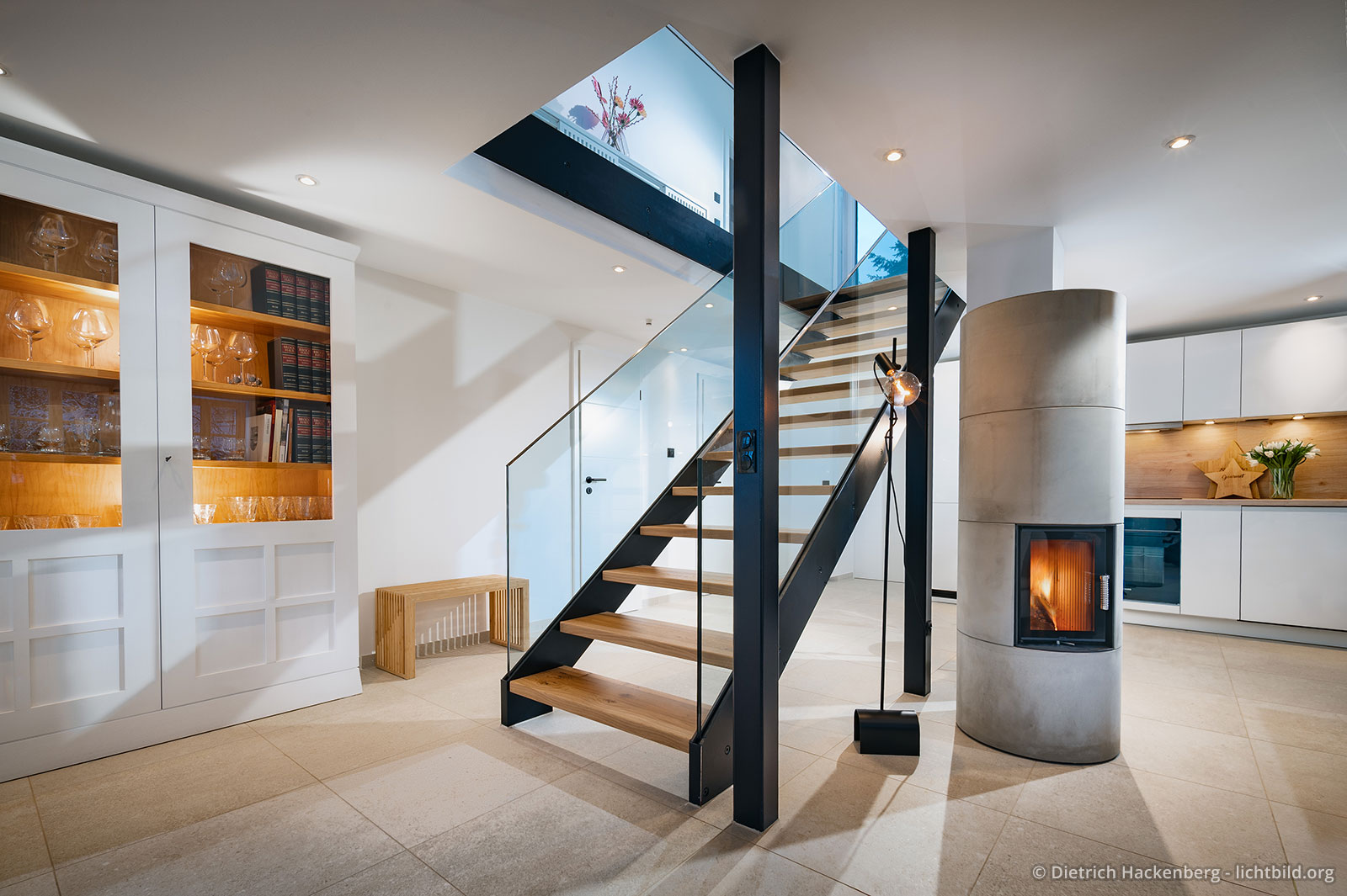 Treppenaufgang mit gläsernem Geländer und brennender Speicherofen. Ferienwohnung Sauerland - Fachwerkhaus Eiben, Benolpe