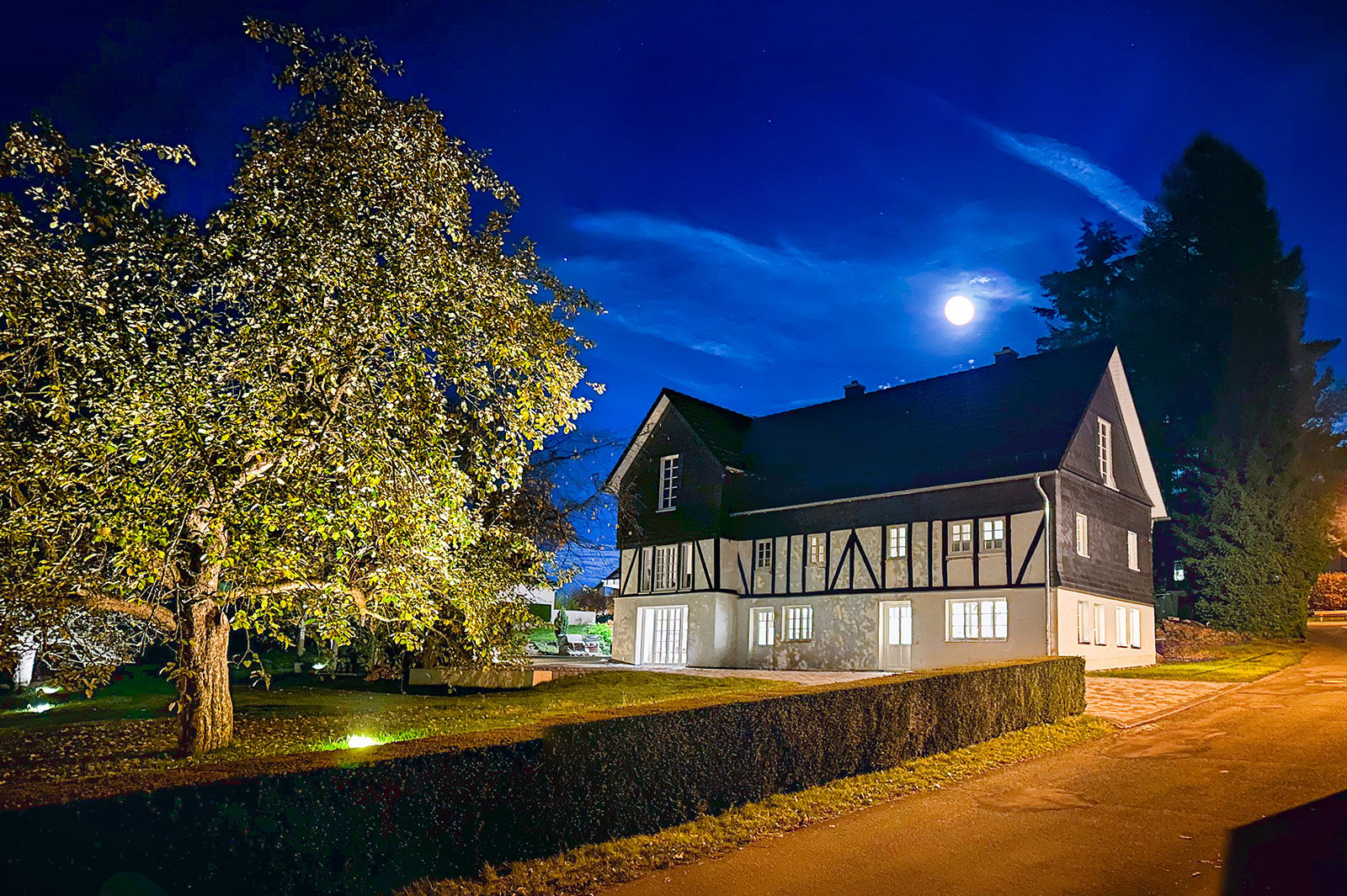Mond über dem Fachwerkhaus und dem beleuchteten Apfelbaum. Ferienwohnung Sauerland - Fachwerkhaus Eiben, Benolpe