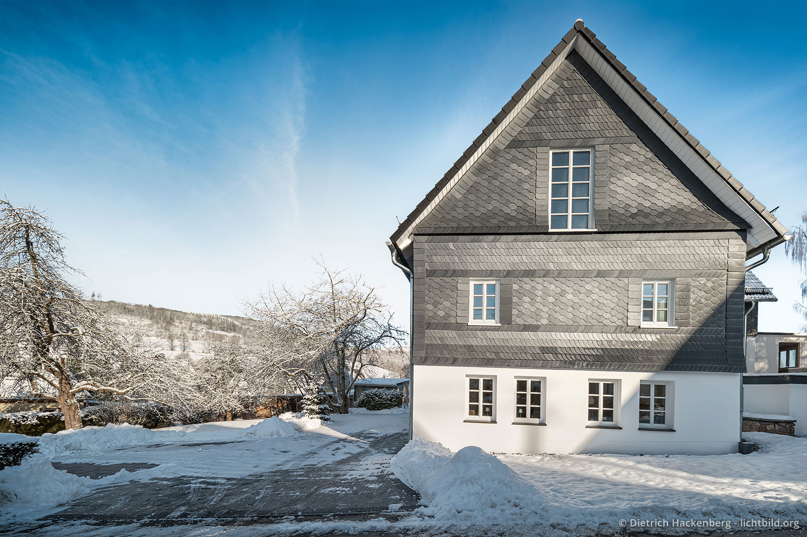 Hügel im Schnee gegenüber vom Ferienhaus. Sauerland Ferienhaus - Fachwerkhaus Eiben, Benolpe