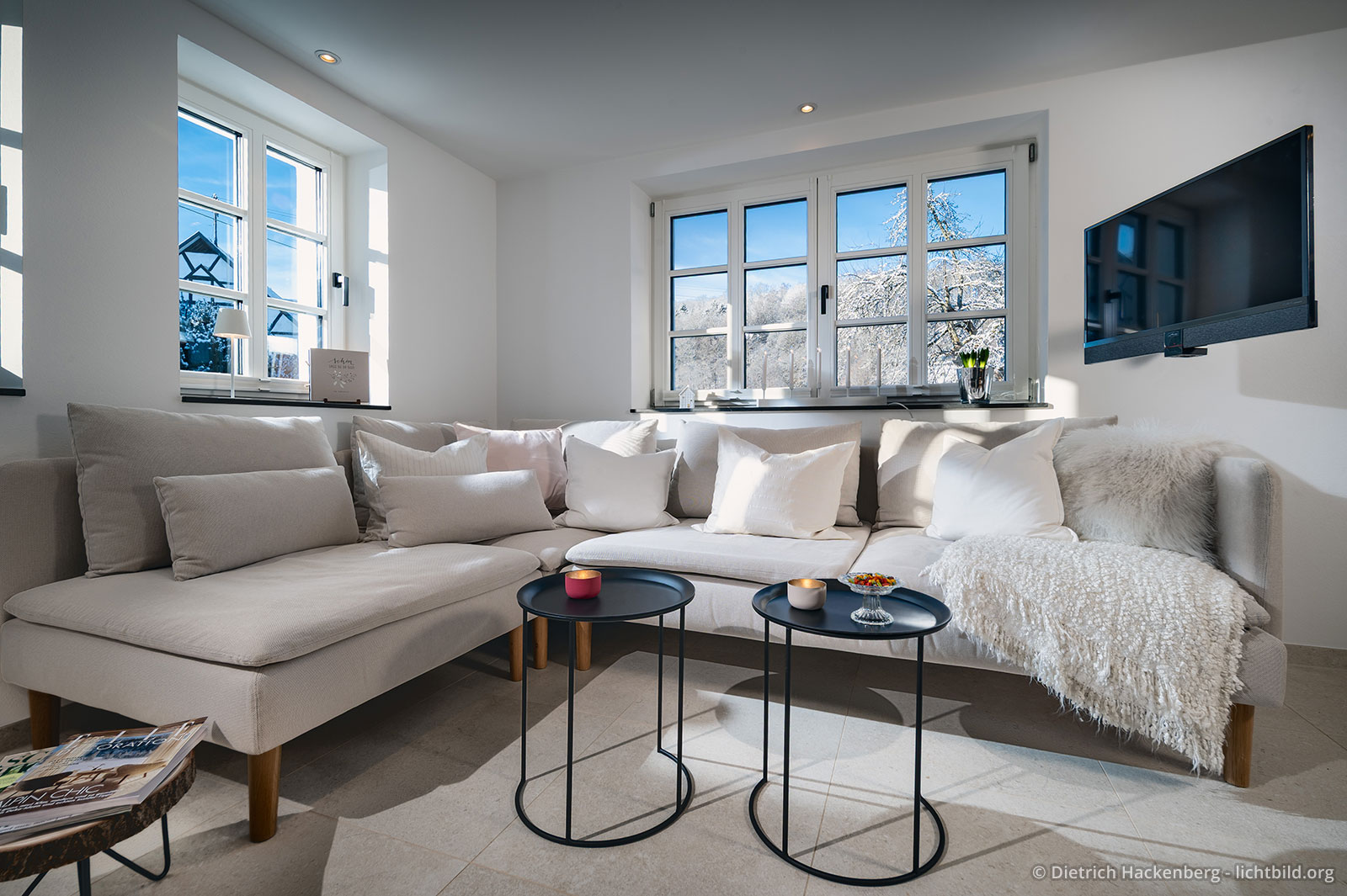 Sofaecke mit Fensterblick auf Schneelandschaft. Ferienwohnung Sauerland - Fachwerkhaus Eiben, Benolpe