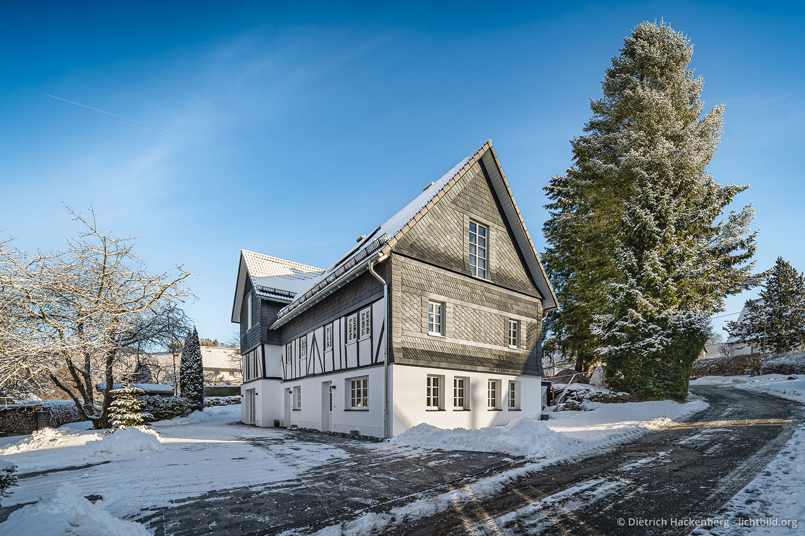 Vorplatz und Fachwerkhaus im Schnee. Ferienwohnung Sauerland - Fachwerkhaus Eiben, Benolpe