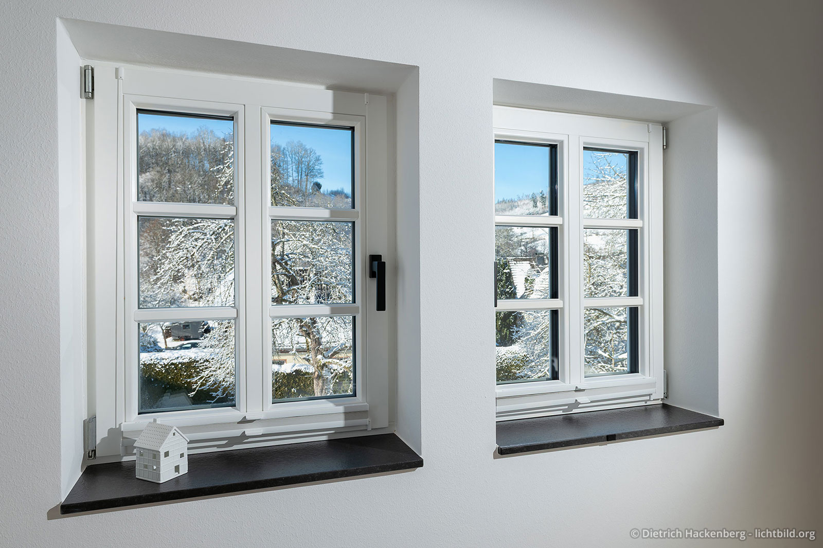 Blick durchs Fenster auf die Mariegrotte im Schnee. Ferienwohnung Sauerland - Fachwerkhaus Eiben, Benolpe