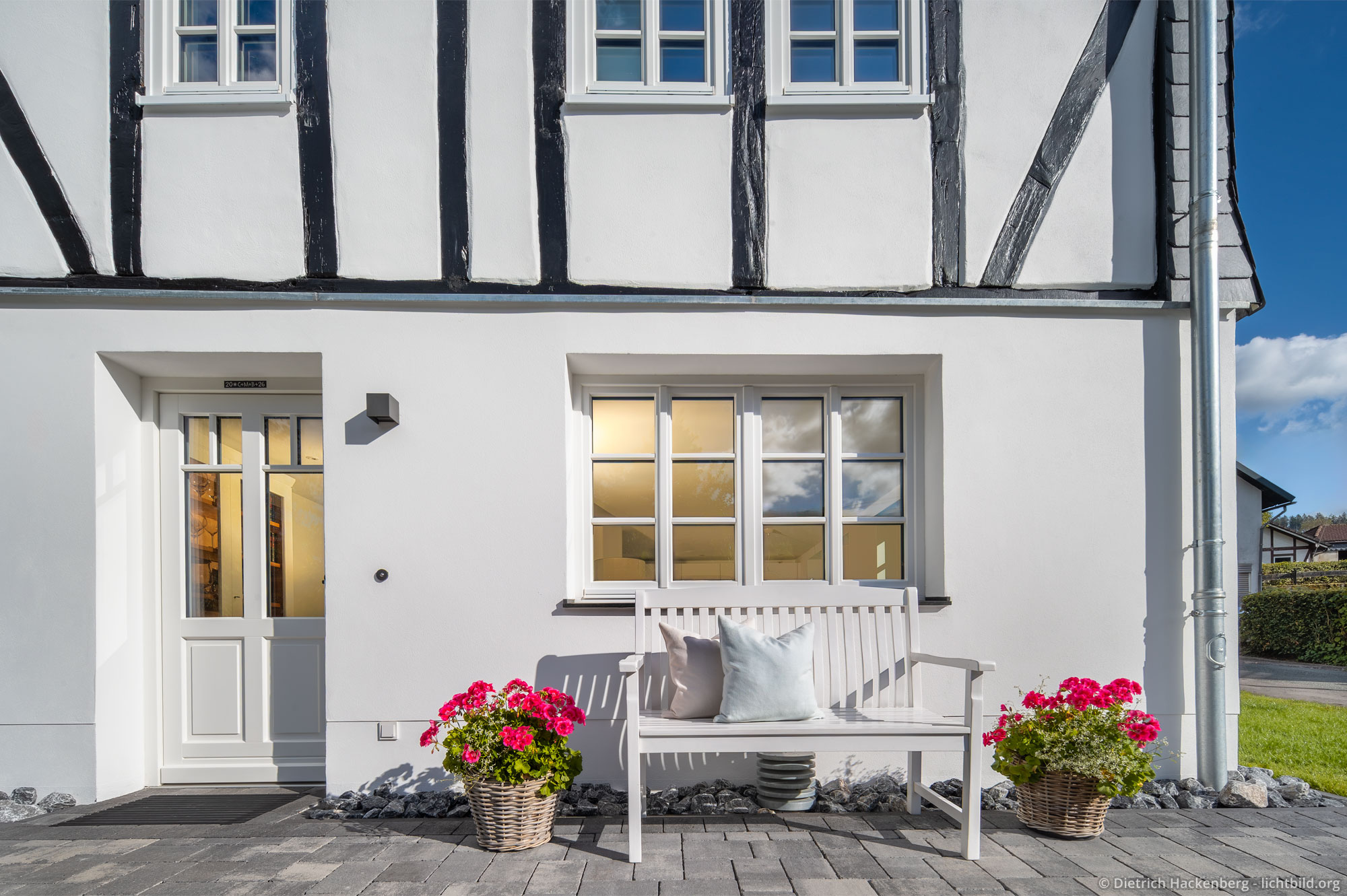 Eingang mit Gartenbank und Blumen. Ferienwohnung in Eibens Fachwerkhaus, Kirchhundem-Benolpe, Sauerland