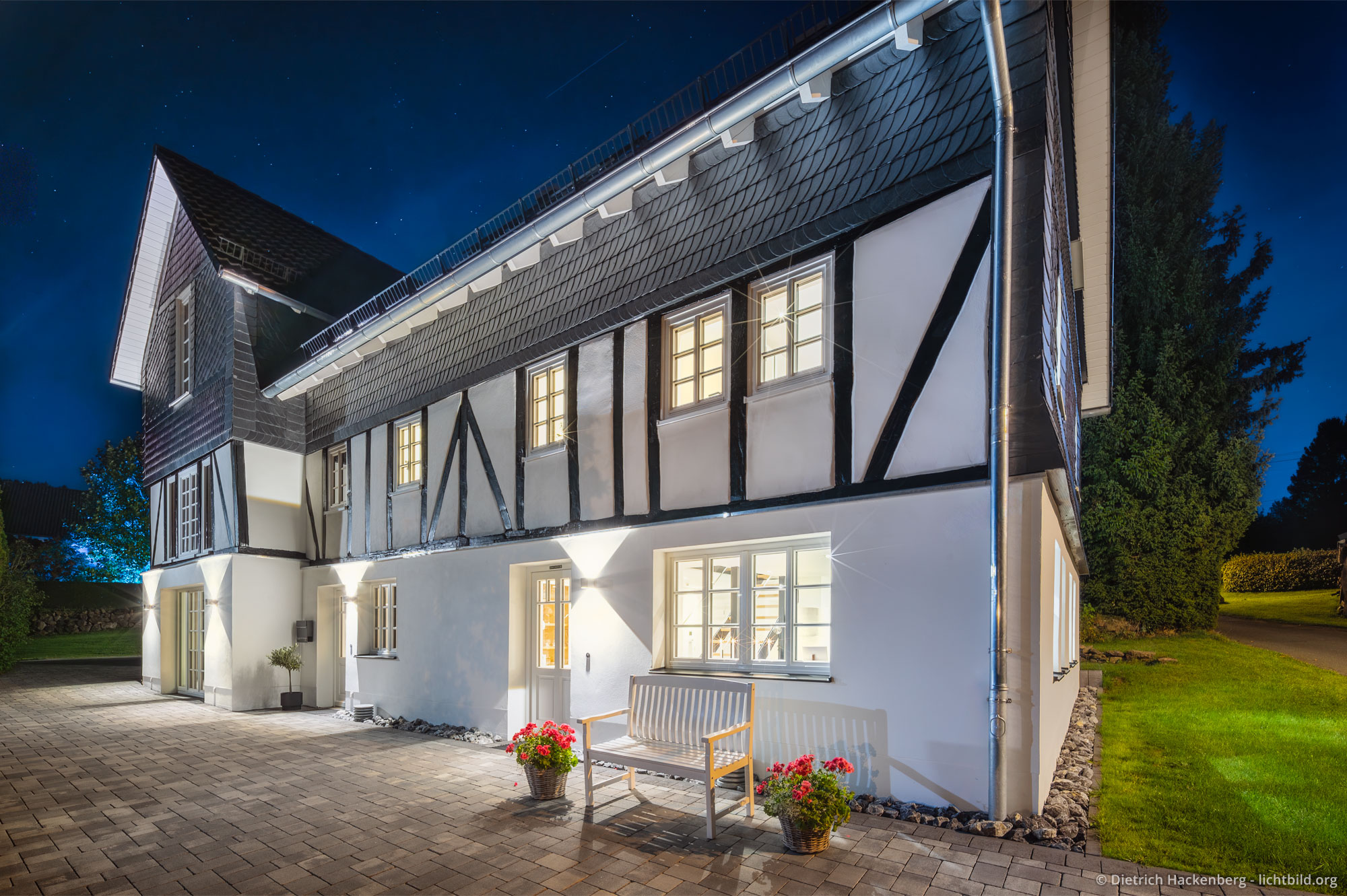 Fassade unterm Sternenhimmel. Ferienwohnung in Eibens Fachwerkhaus, Kirchhundem-Benolpe, Sauerland