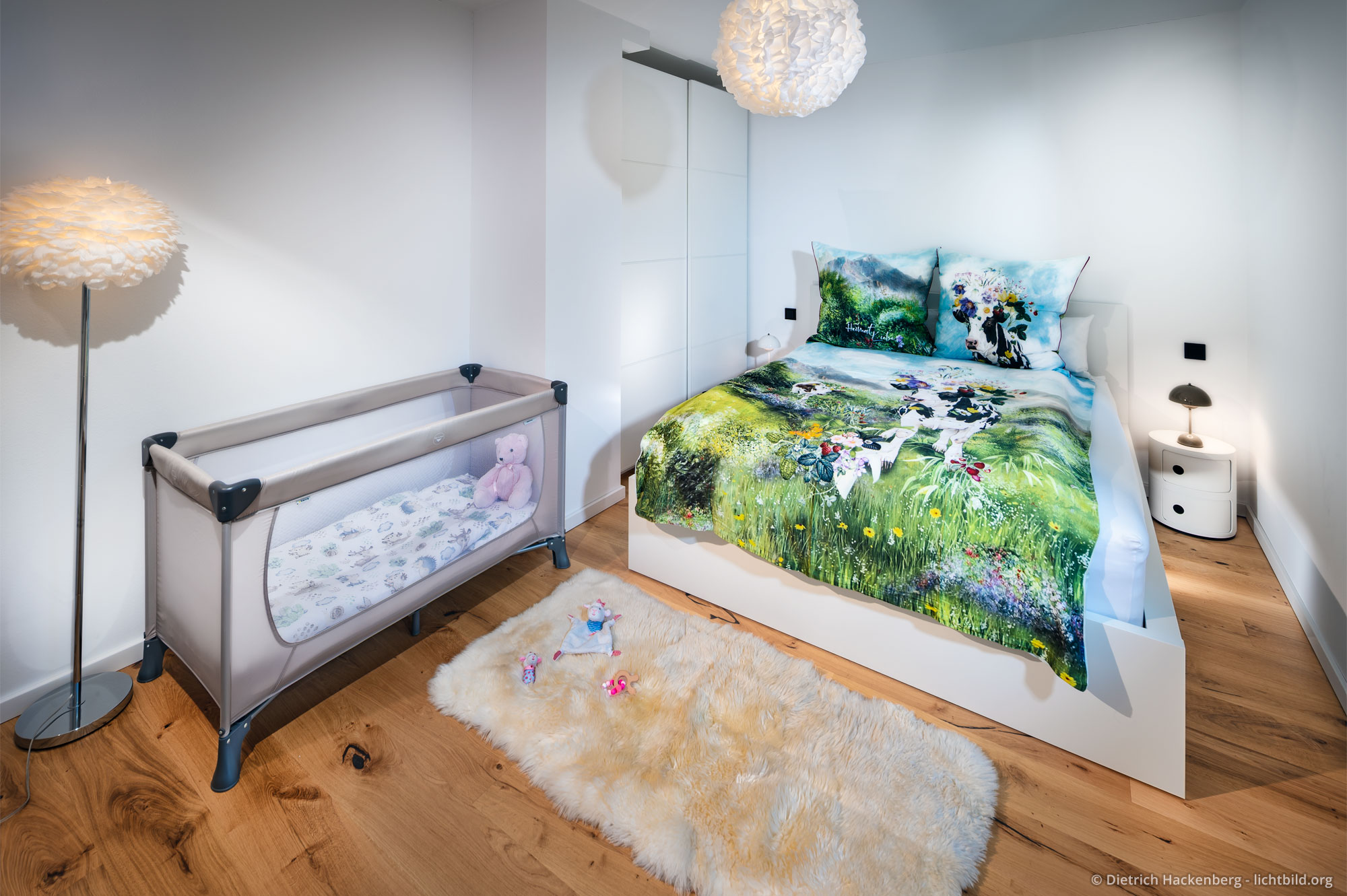 Schlafzimmer mit Kinderreisebett. Ferienwohnung in Eibens Fachwerkhaus, Kirchhundem-Benolpe, Sauerland