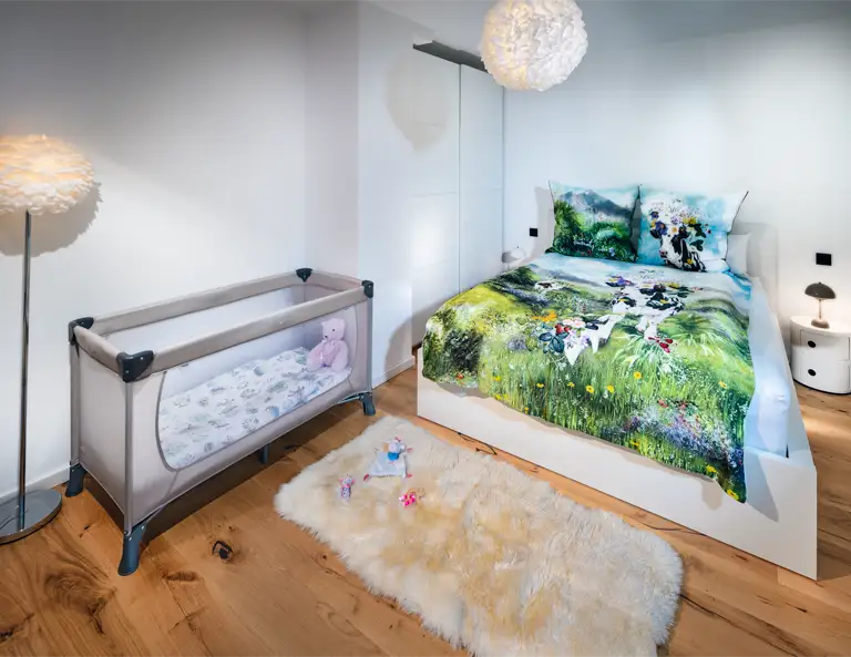 Kinderreisebett mit Matratze und Bettwäsche in Schlafzimmer (2). Das Doppelbett ist mit einem Kuhmotiv bezogen. Fachwerkhaus Eiben, Ferienwohnung in Kirchhundem-Benolpe