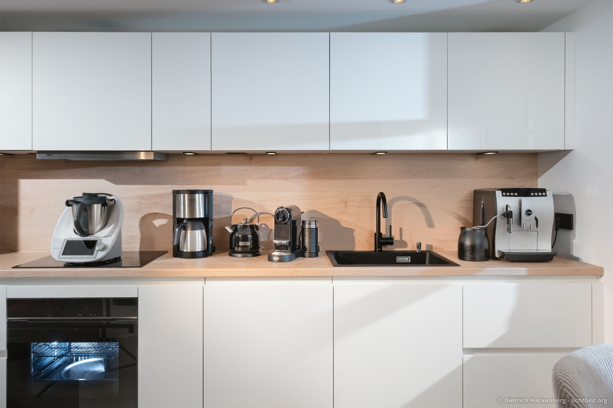 Kaffeevollautomat, Nespresso- & Filterkaffeemaschine, Mikrowelle und den Thermomix (für erfahrene „Küchenprofis“ auf Wunsch)