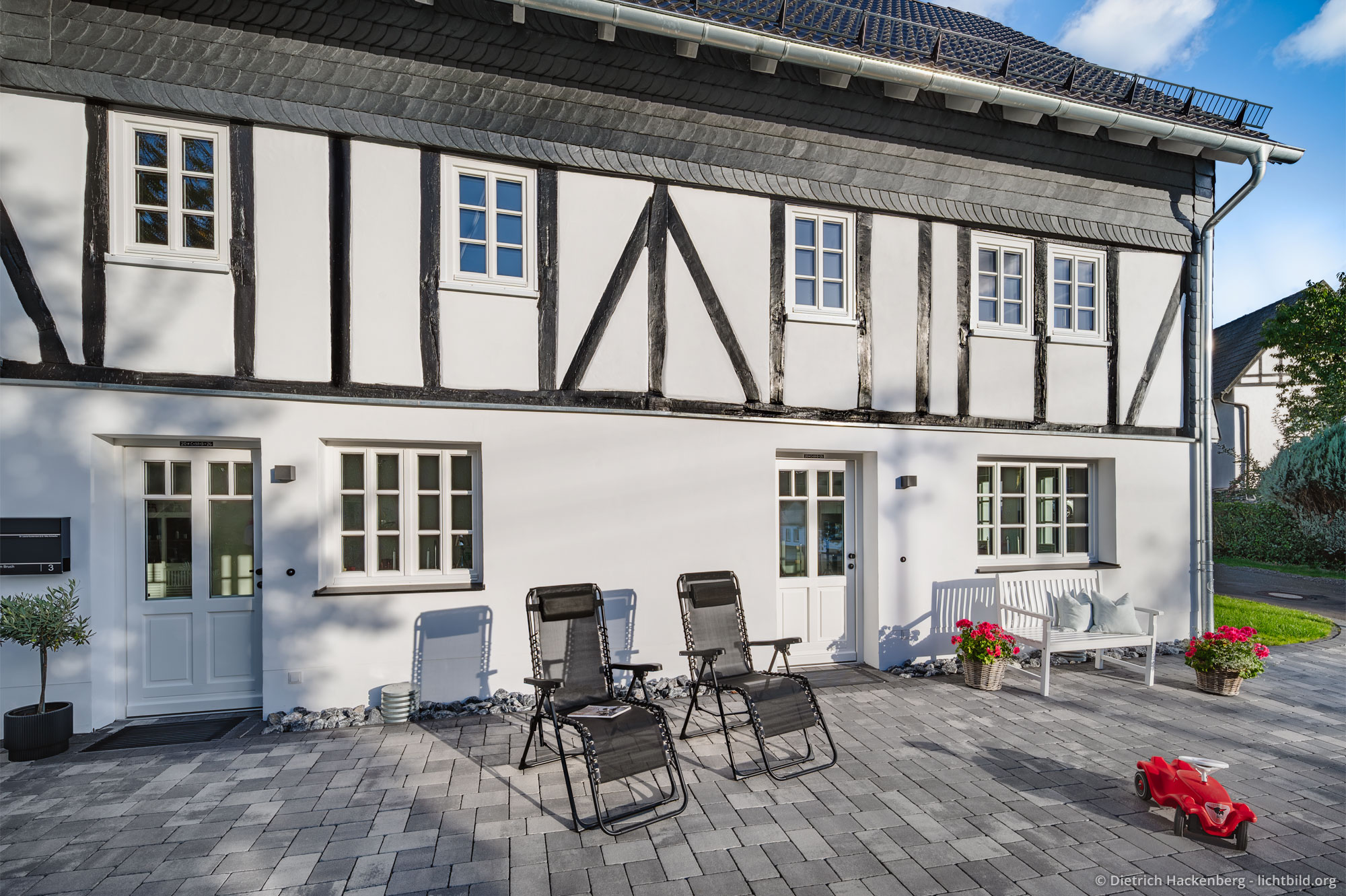 Fassade mit Liegestühlen und Gartenbank. Ferienwohnung in Eibens Fachwerkhaus, Kirchhundem-Benolpe, Sauerland