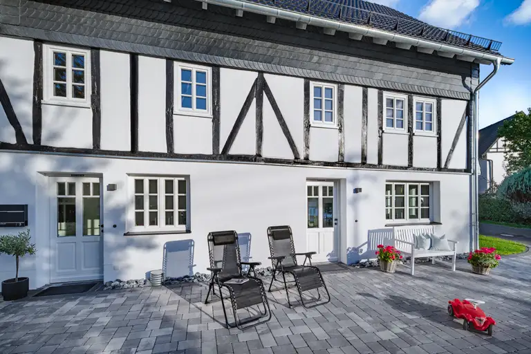 Liegestühle, Bobbycar für Kinder und Gartenbank vor der Ferienwohnung in Kirchhundem-Benolpe