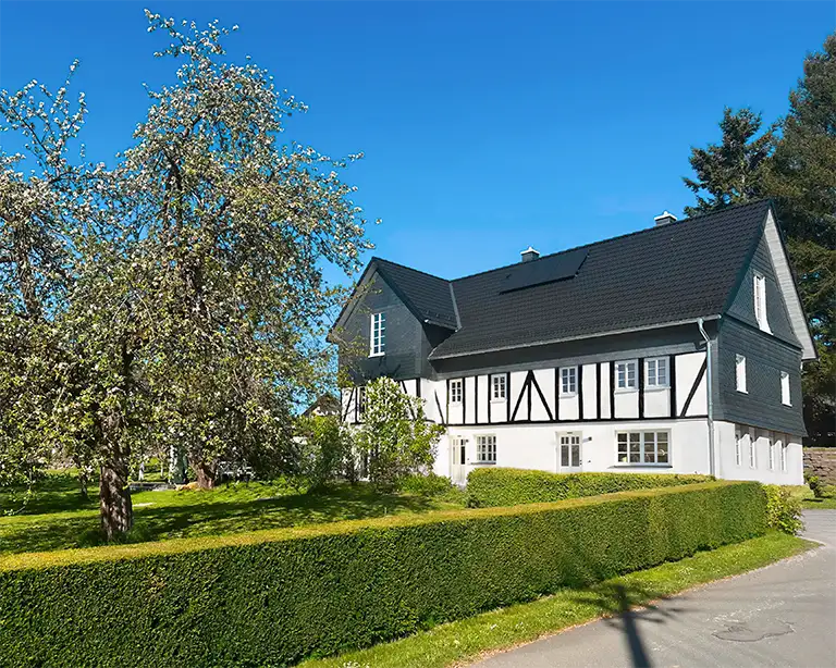 eibens-fachwerkhaus-fruehling-ba-768 Blühender Apfelbaum in der Obstwiese vor dem Haus. Sauerland Ferienwohnung - Fachwerkhaus Eiben, Benolpe