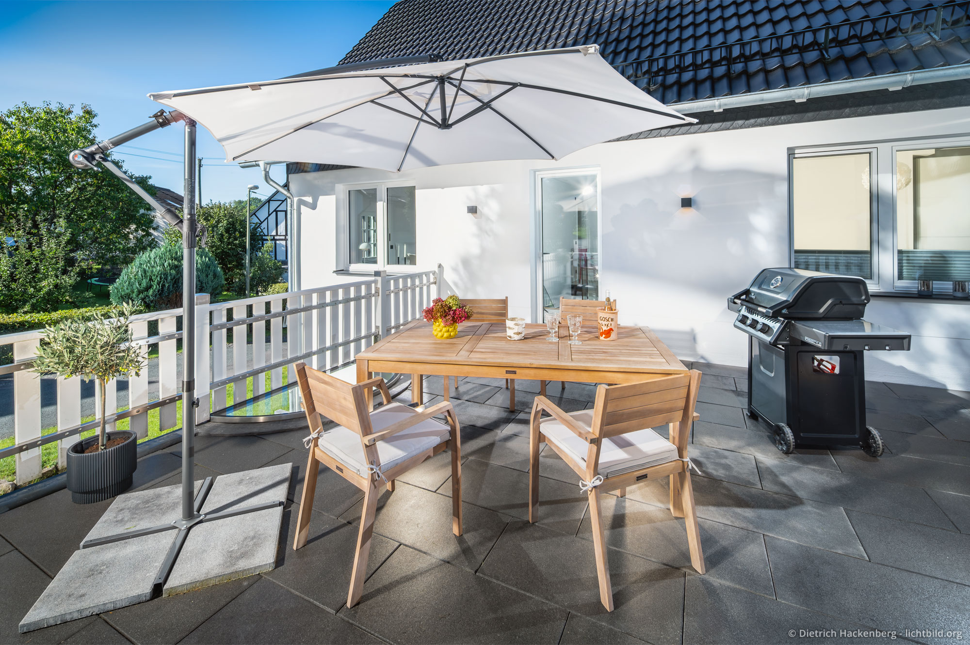 Esstisch auf der Terrasse mit Blick auf den Eingang in der 1. Etage