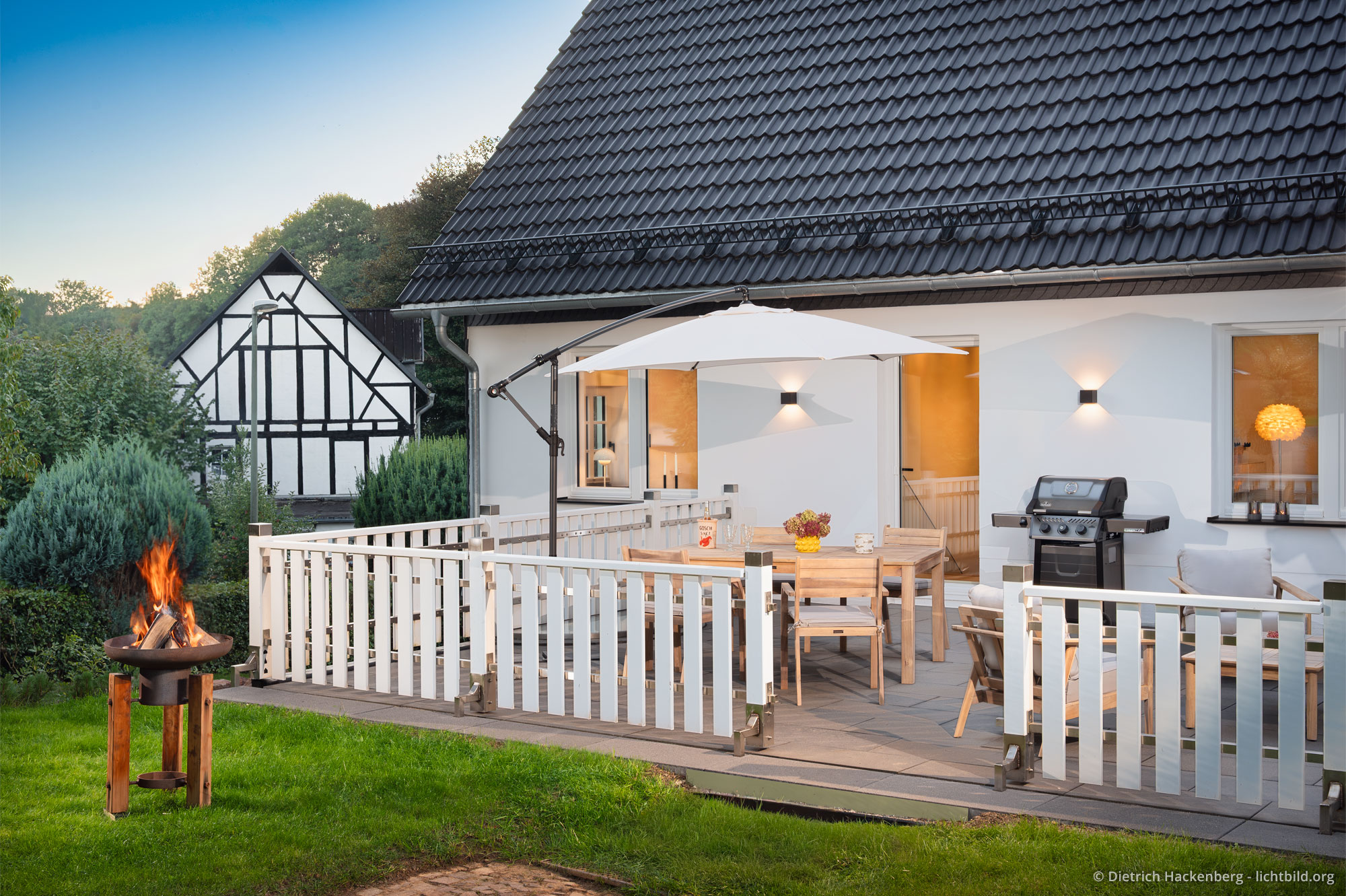 Abendstimmung auf der Terrasse mit brennender Feuerschale. Ferienwohnung in Eibens Fachwerkhaus, Kirchhundem-Benolpe, Sauerland