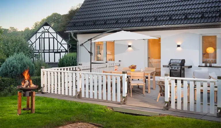 Feuerschale auf der Wiese vor der Terrasse in der Blauen Stunde. Fachwerkhaus Eiben, Ferienwohnung in Kirchhundem-Benolpe