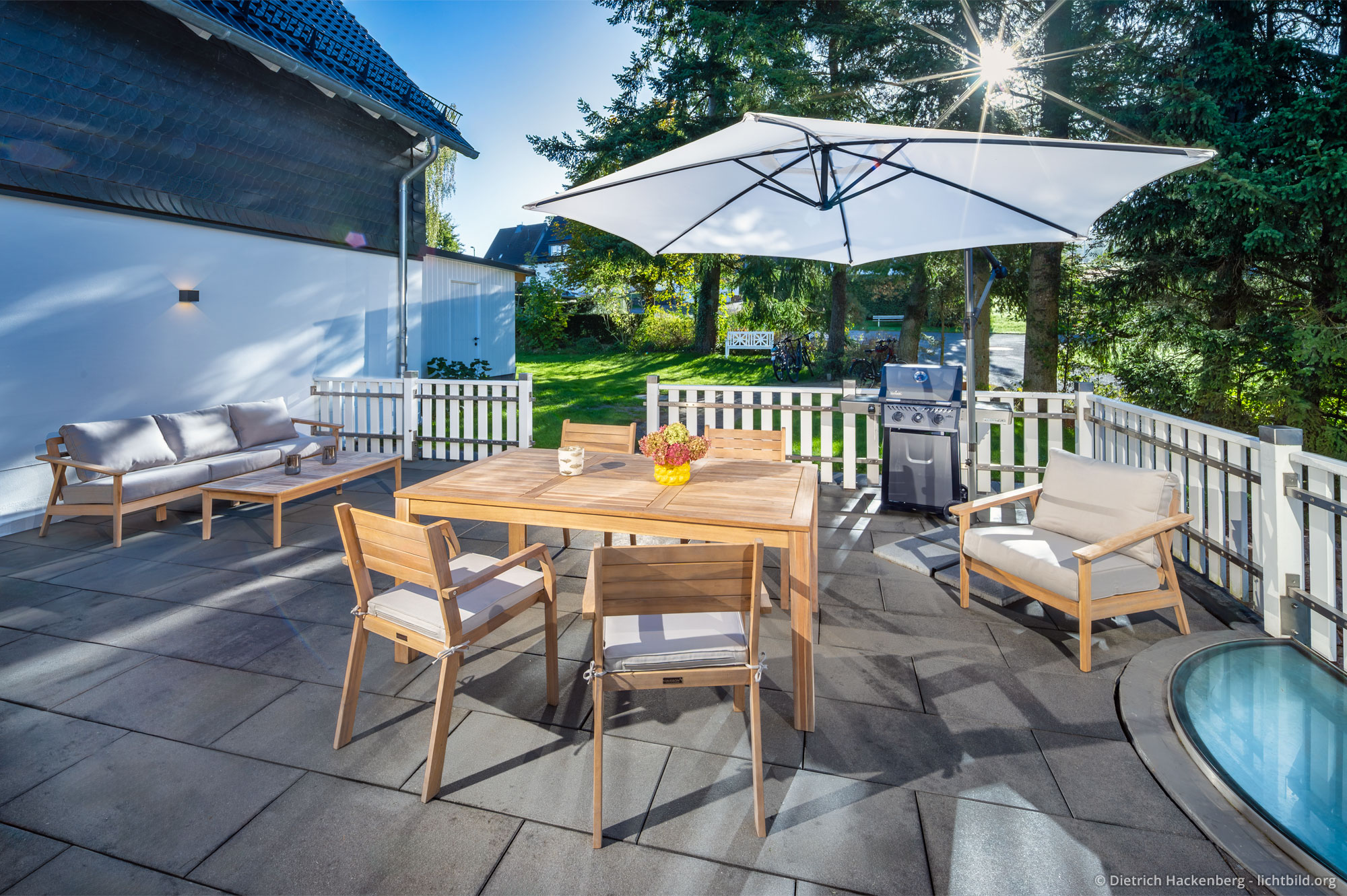 Terrasse in der Morgensonne mit Esstisch, Lounge, Sonnenschirm und Grill. Ferienwohnung in Eibens Fachwerkhaus, Kirchhundem-Benolpe, Sauerland