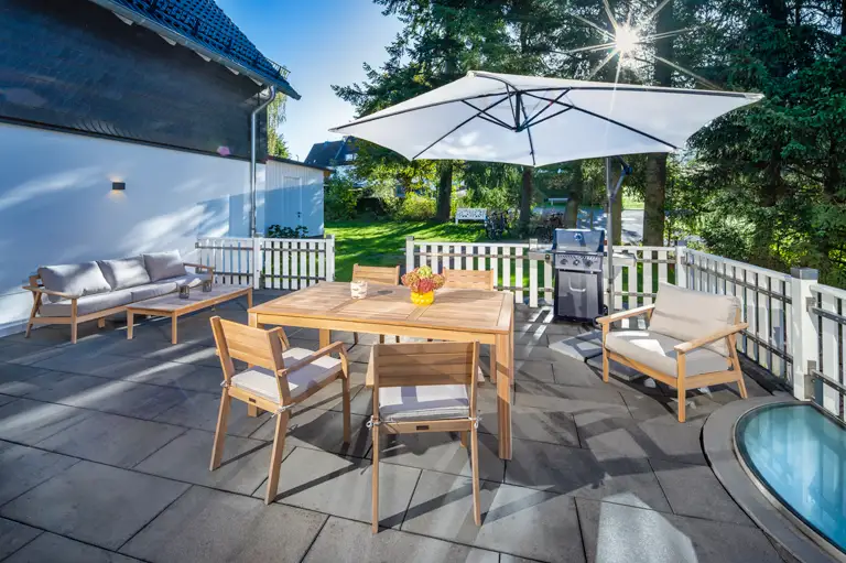Sonnige 44 qm Terrasse mit Lounge-Sitzgruppe, Esstisch und Gasgrill – Ferienwohnung in Eibens Fachwerkhaus im Sauerland