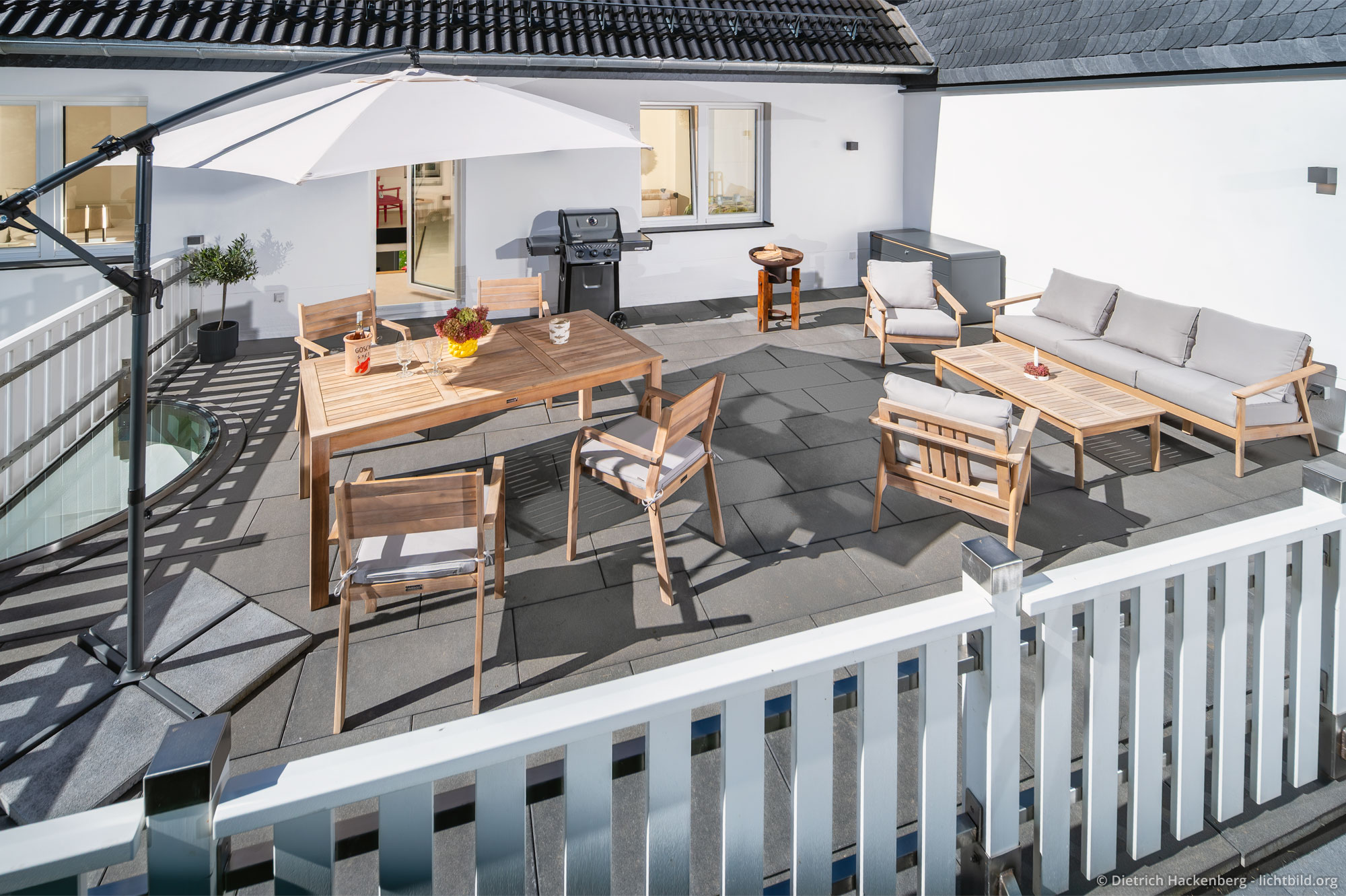 Übersicht Terrasse mit Esstisch Stühlen, Lounge, Sonnenschirm und Gasgrill. Ferienwohnung im Fachwerkhaus Eiben, Kirchhundem-Benolpe