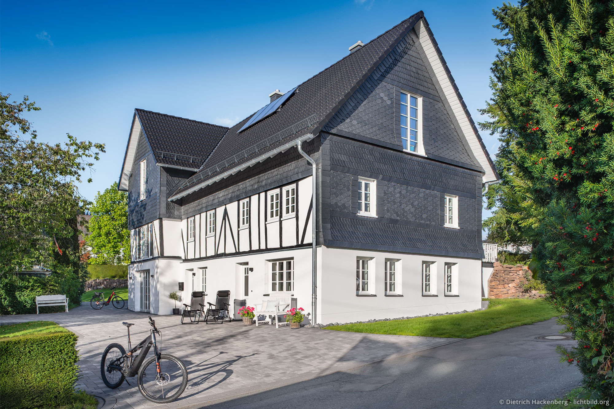 Fachwerkhaus mit Fahrädern und Eibenbusch. Ferienwohnung in Eibens Fachwerkhaus, Kirchhundem-Benolpe, Sauerland
