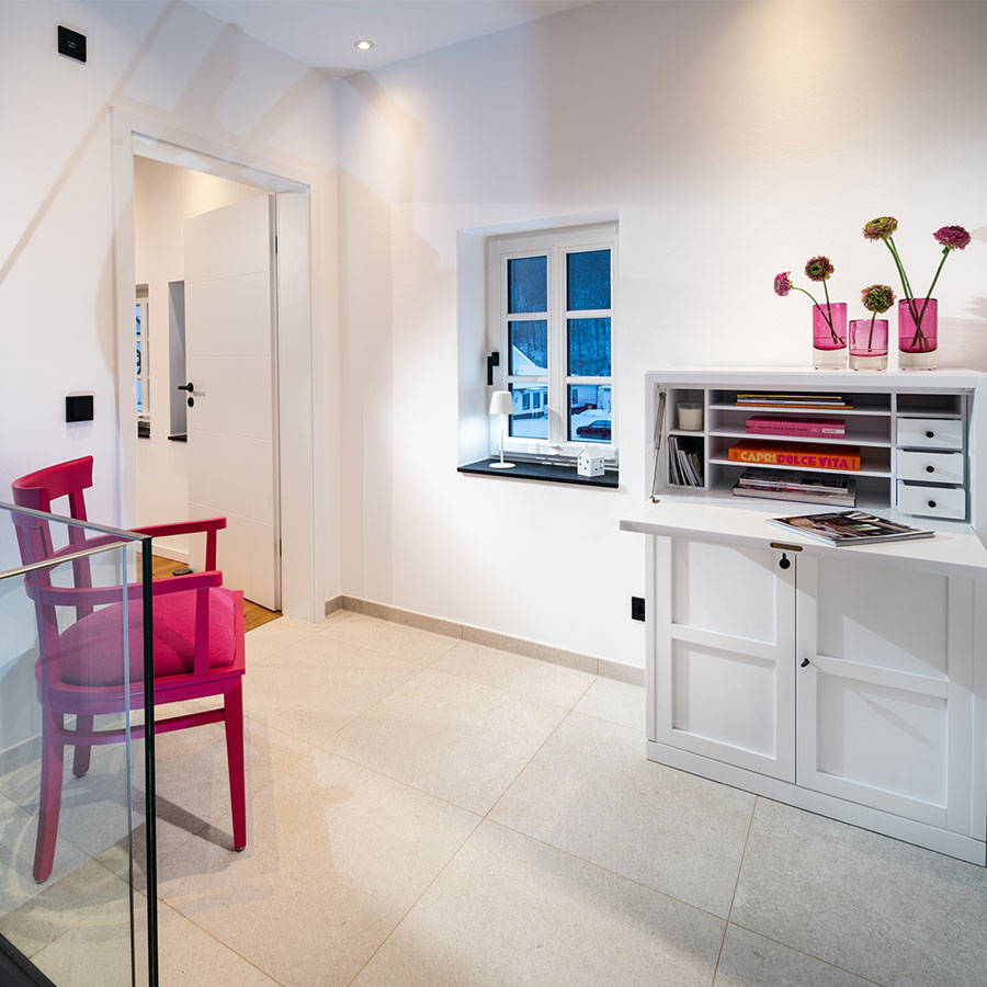 Stuhl und Sekretär im Flur des 1.OG - Ferienhaus Fachwerkhaus Eiben, Benolpe