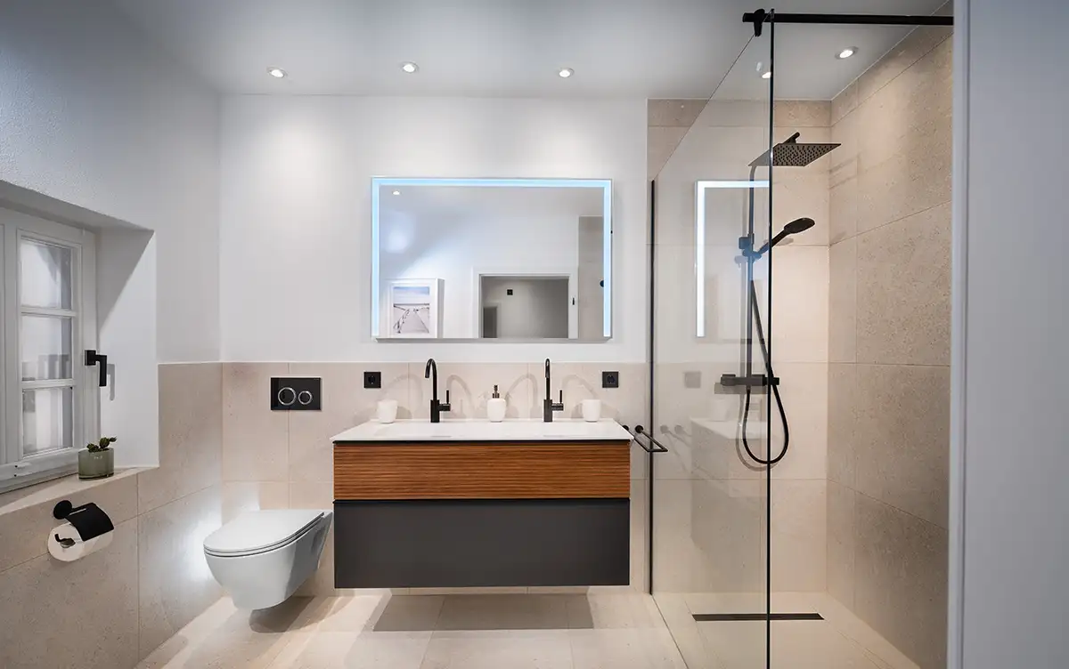 Bad mit Doppelwaschbecken und Walk-In-Dusche - Ferienwohnung Fachwerkhaus Eiben, Benolpe