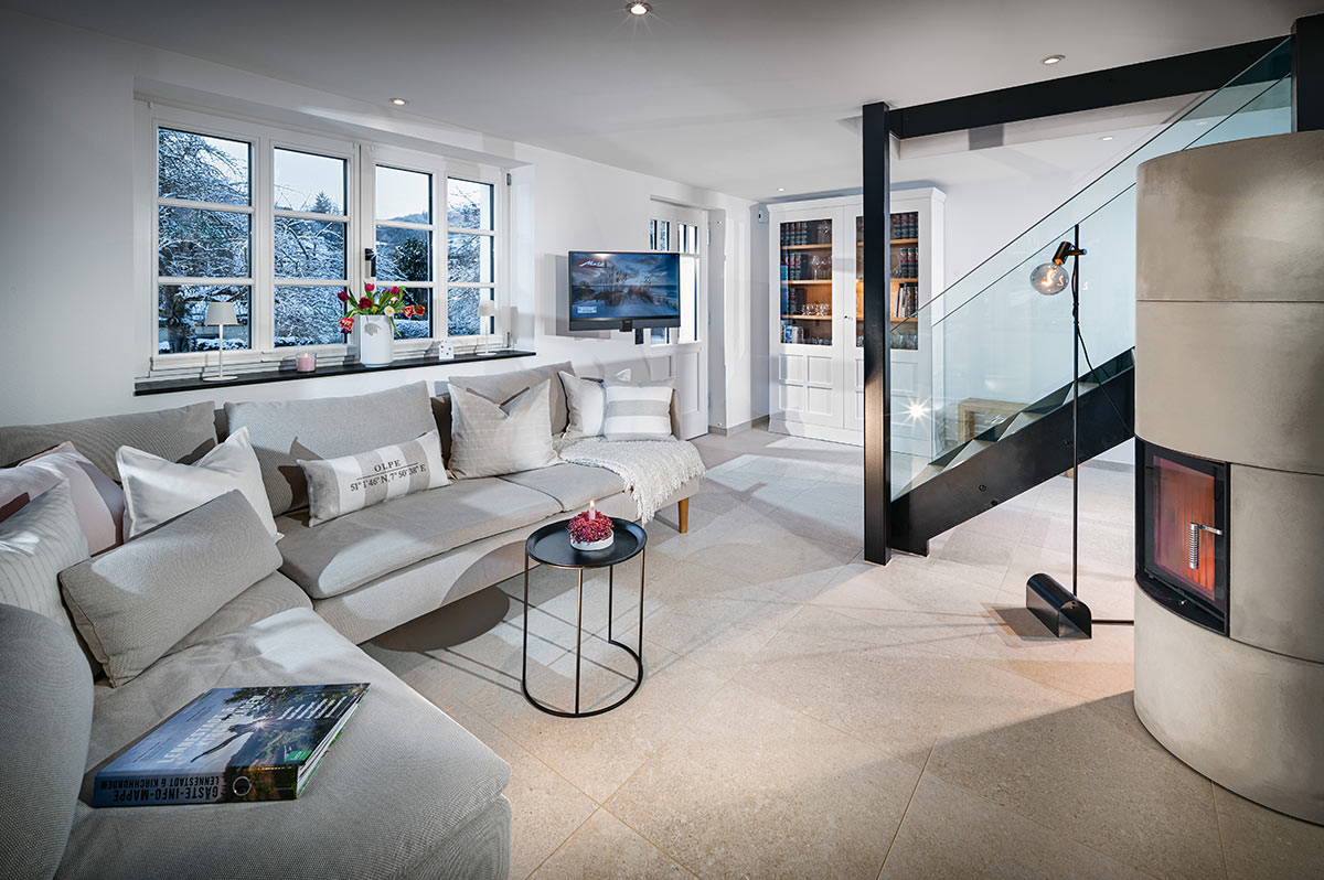 mit Blick durchs Fenster auf Landschaft im Schnee - Ferienhaus Fachwerkhaus Eiben, Benolpe
