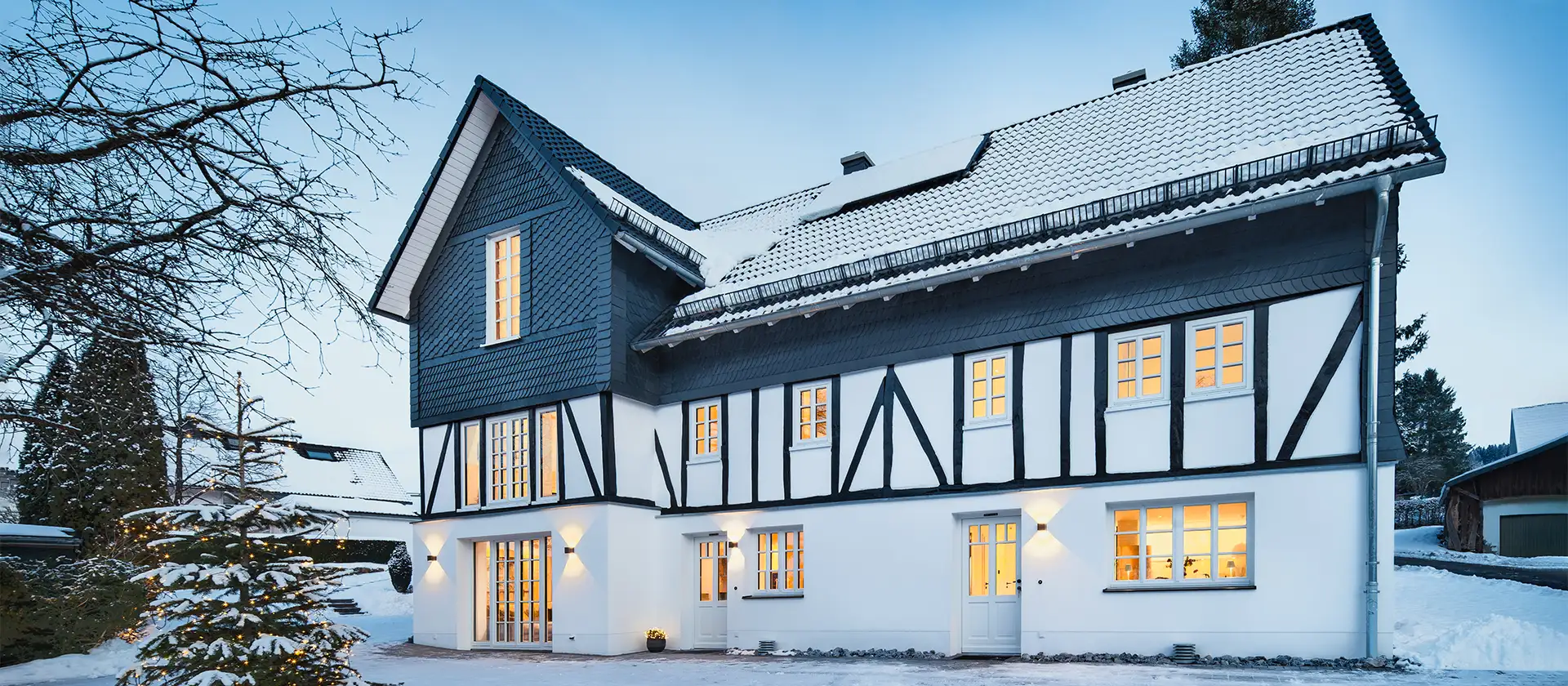 Eibens Fachwerkhaus in der winterlichen Blauen Stunde Beleuchtete Fenster des Ferienhauses in der winterlichen blauen Stunde. Sauerland Ferienwohnung - Fachwerkhaus Eiben, Benolpe