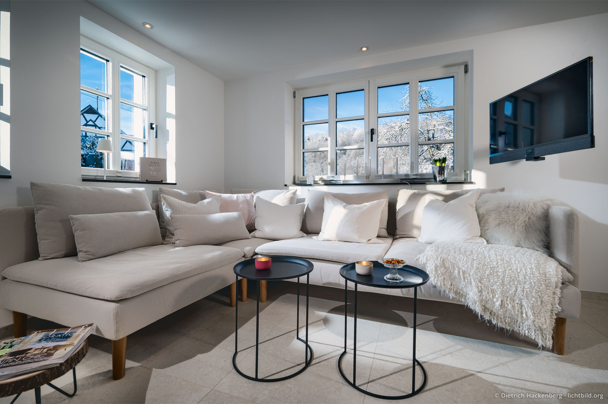 Sofaecke mit Fensterblick auf Schneelandschaft. Ferienwohnung im Fachwerkhaus Eiben, Kirchhundem-Benolpe