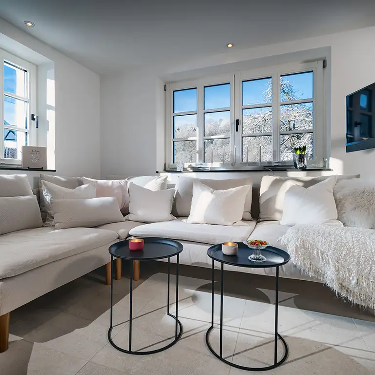 Sofaecke mit Fensterblick auf Schneelandschaft. Sauerland Ferienwohnung - Fachwerkhaus Eiben, Benolpe