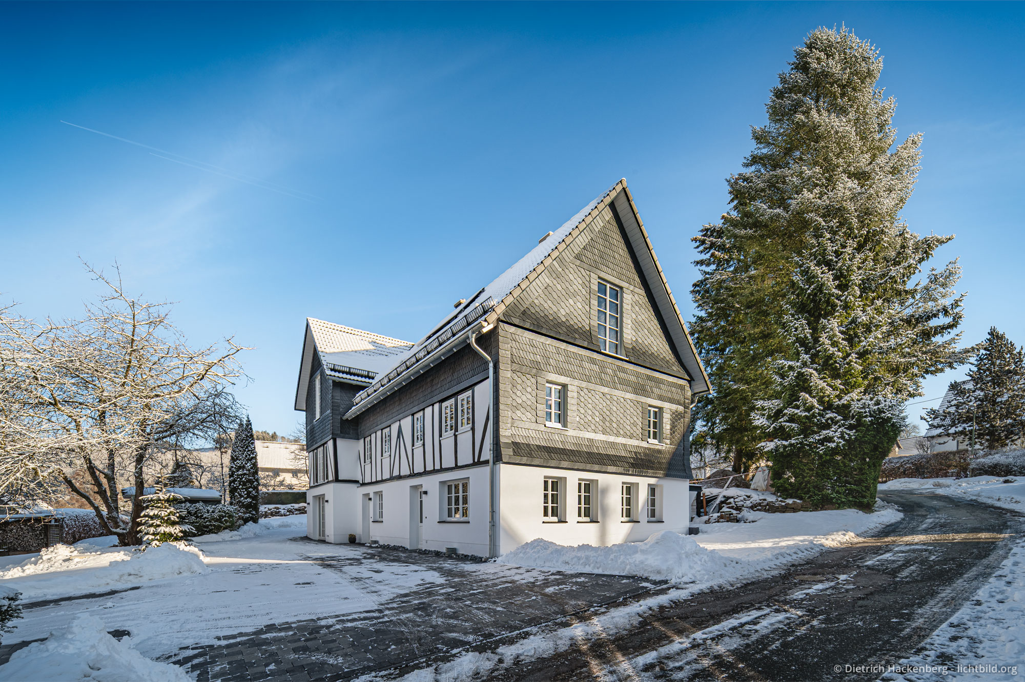 Vorplatz und Fachwerkhaus im Schnee. Ferienwohnung im Fachwerkhaus Eiben, Kirchhundem-Benolpe