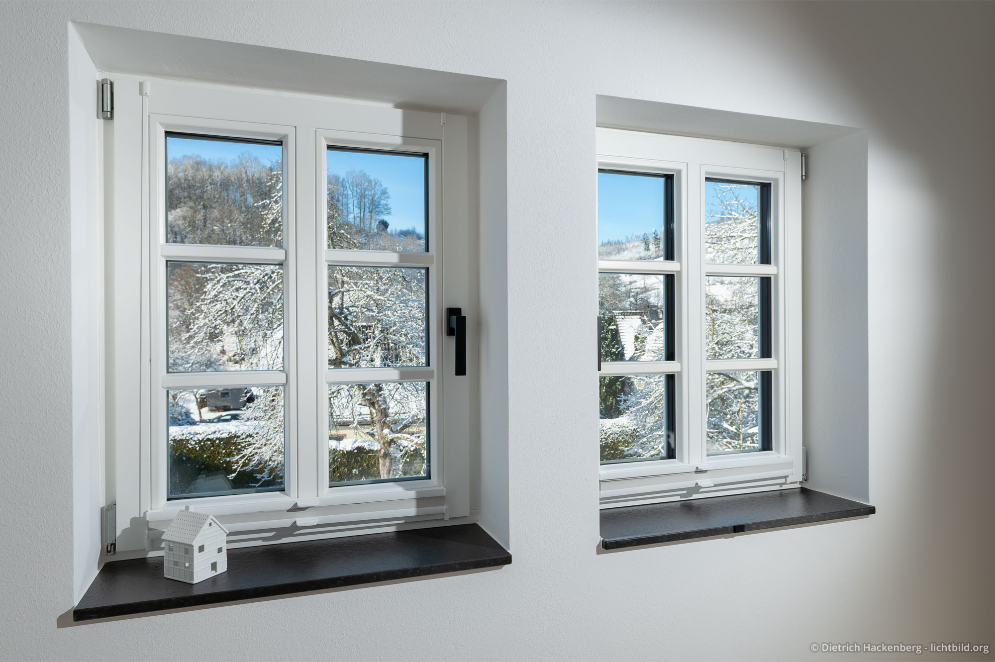 Blick durchs Fenster auf die Mariegrotte im Schnee. Ferienwohnung im Fachwerkhaus Eiben, Kirchhundem-Benolpe