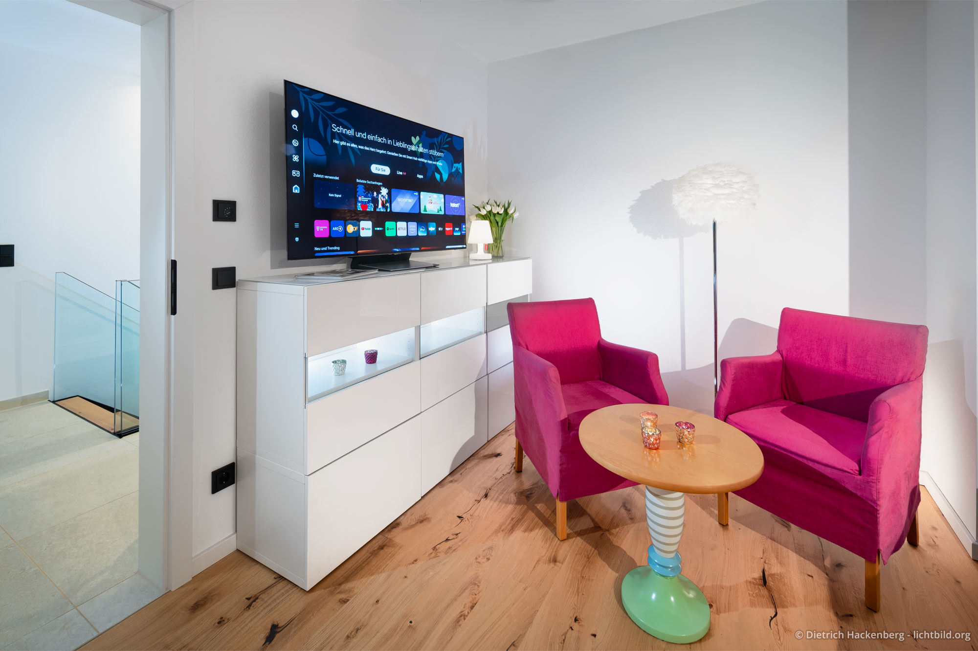 Zwei Sessel mit Tisch im Schlafzimmer 2 mit großem Fernseher. Ferienwohnung im Fachwerkhaus Eiben, Kirchhundem-Benolpe