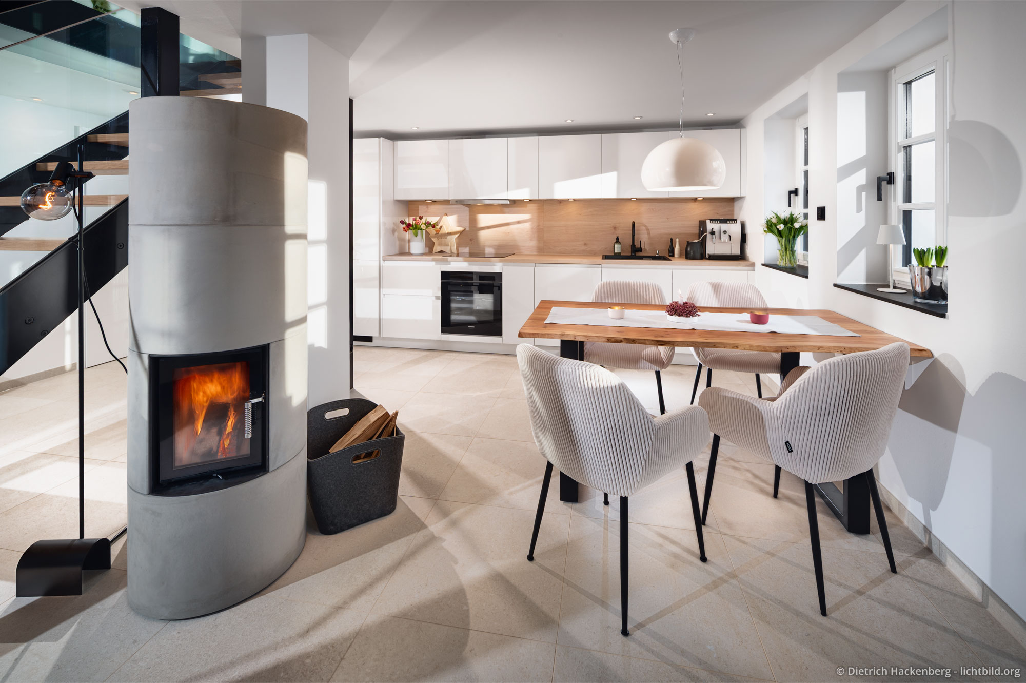 Esstisch mit vier Stühlen und der Speicherofen. Ferienwohnung im Fachwerkhaus Eiben, Kirchhundem-Benolpe