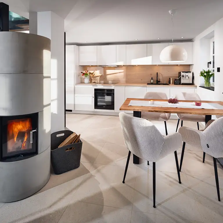 Kaminofen, Essecke und Küche - Ferienwohnung Fachwerkhaus Eiben, Benolpe