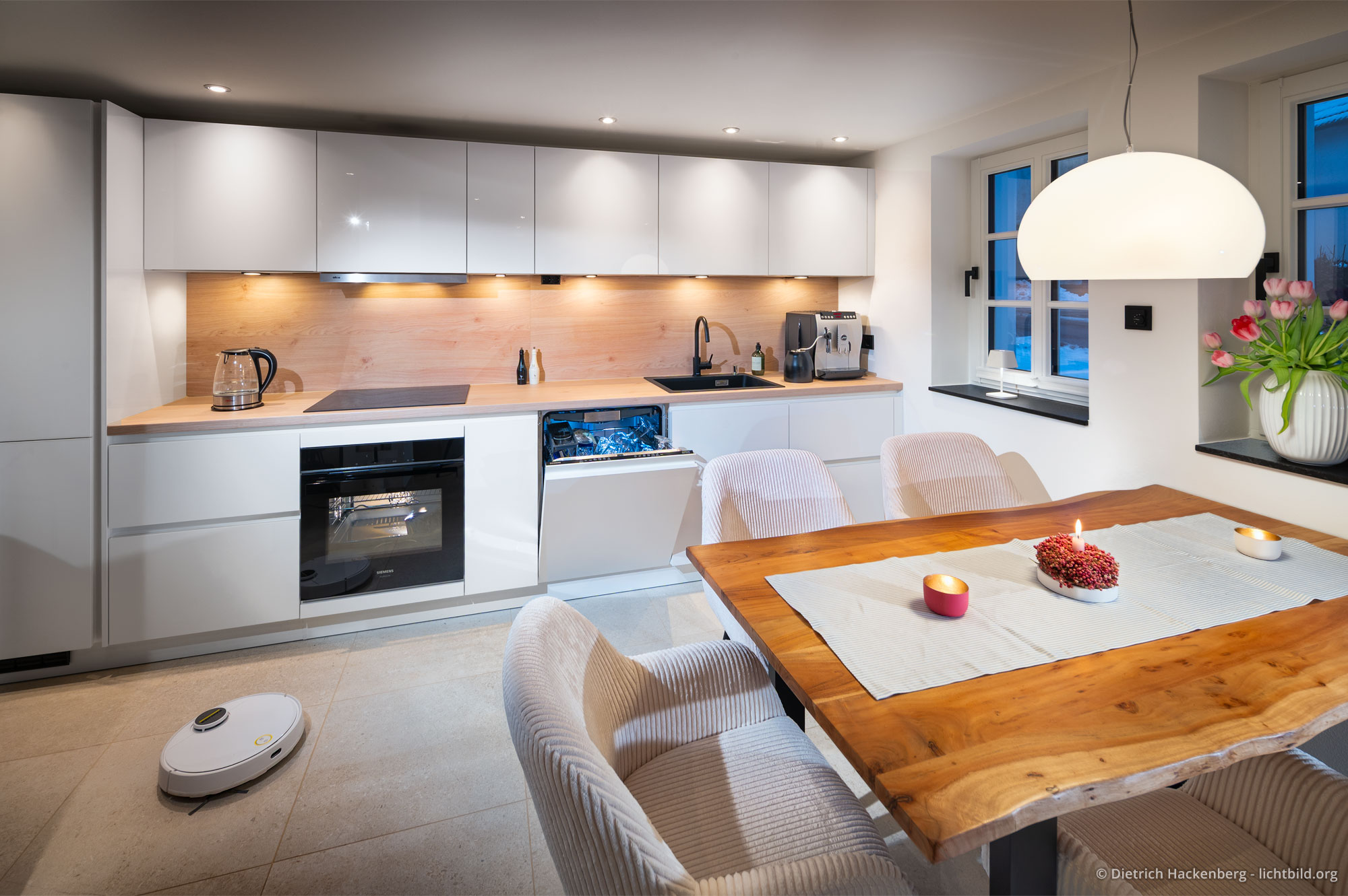 Eßtisch und Einbauküche. Ferienwohnung im Fachwerkhaus Eiben, Kirchhundem-Benolpe