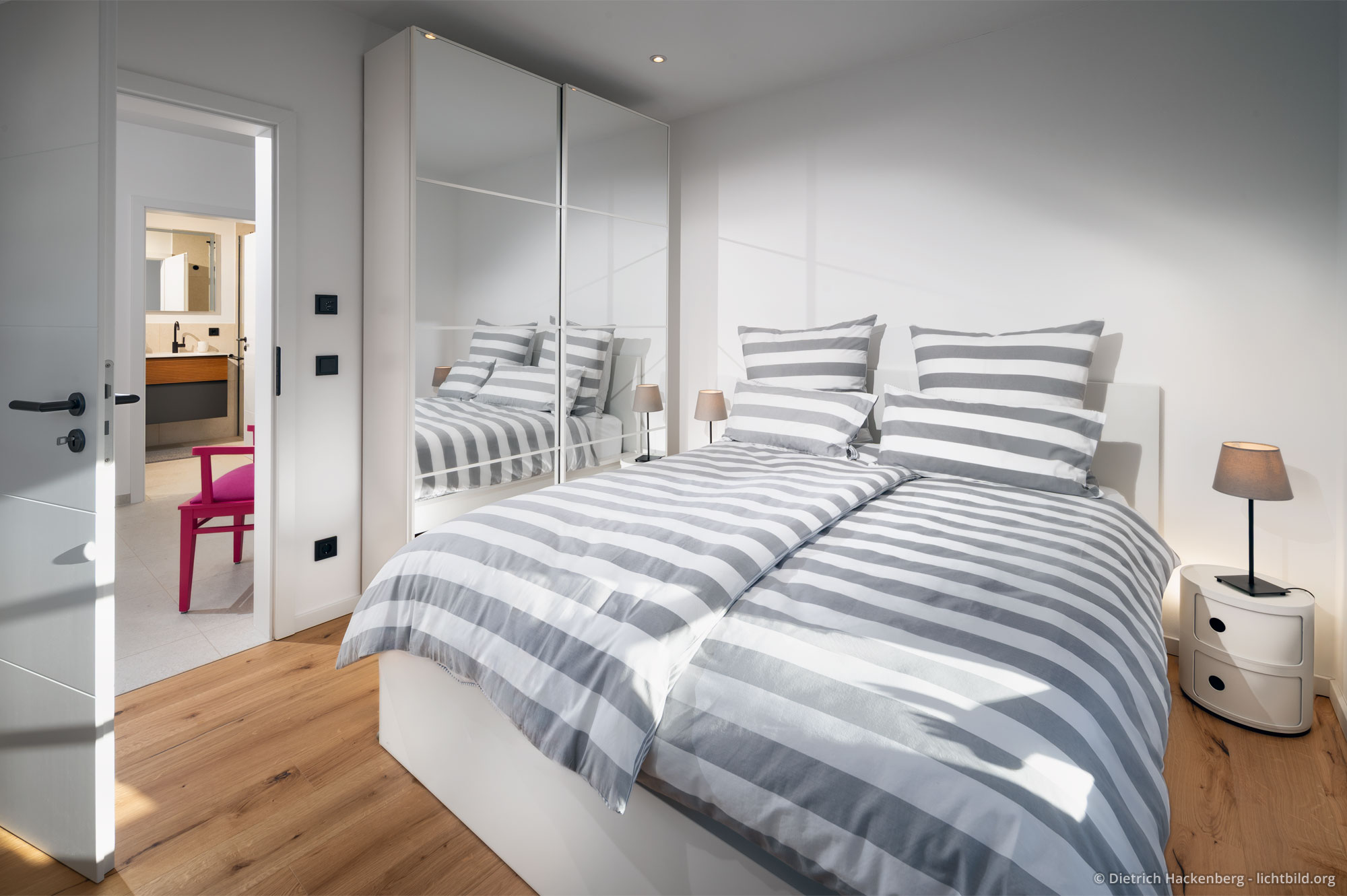 Bett und Spiegelschrank im Schlafzimmer 1. Ferienwohnung im Fachwerkhaus Eiben, Kirchhundem-Benolpe