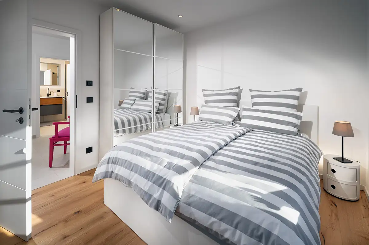 Bett und Spiegelschrank im Schlafzimmer 1. Ferienwohnung Sauerland - Fachwerkhaus Eiben, Benolpe