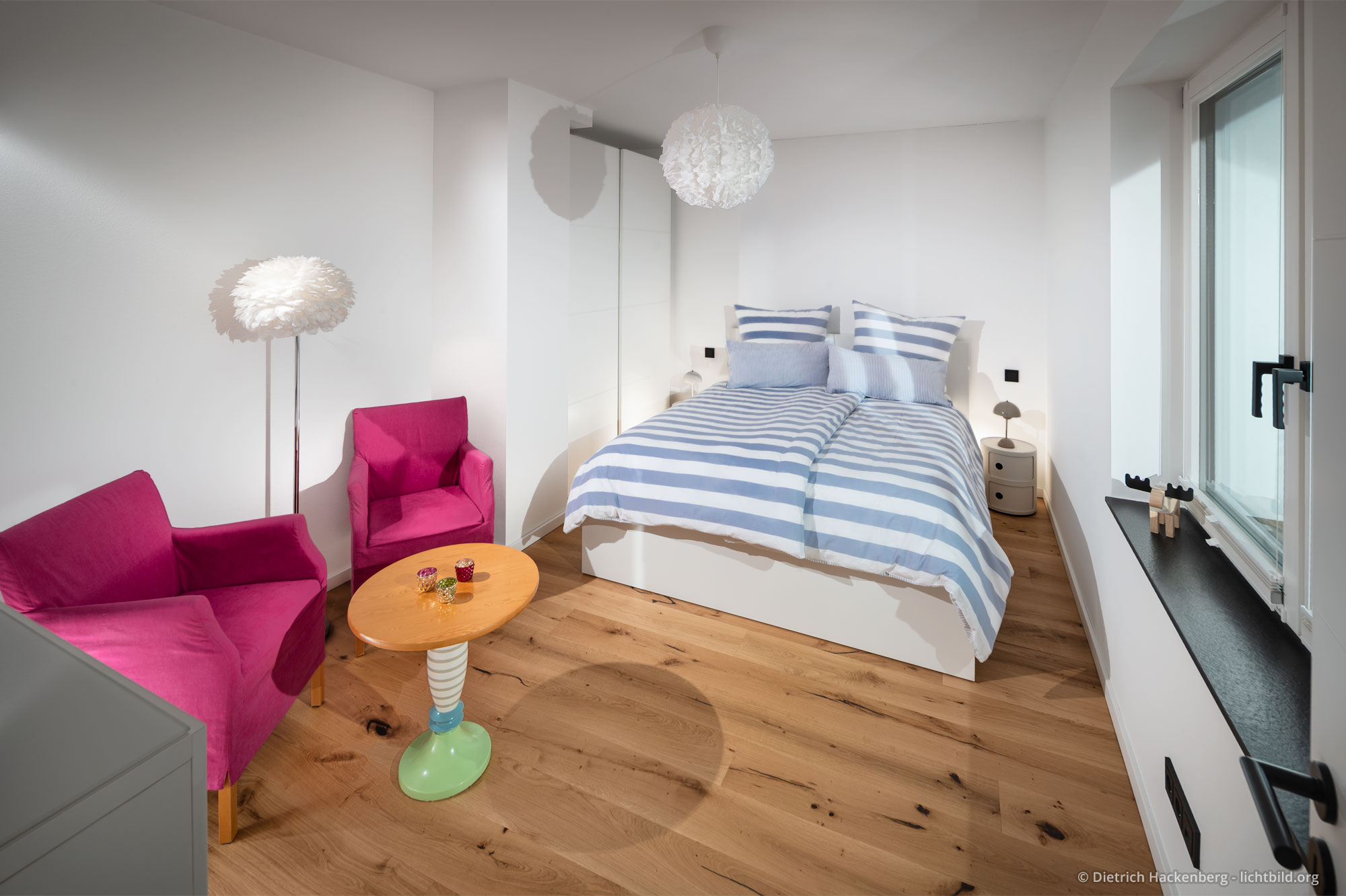 Blick ins Schlafzimmer zwei mit zwei Sesseln und einem kleinen Bistrotisch. Ferienwohnung im Fachwerkhaus Eiben, Kirchhundem-Benolpe
