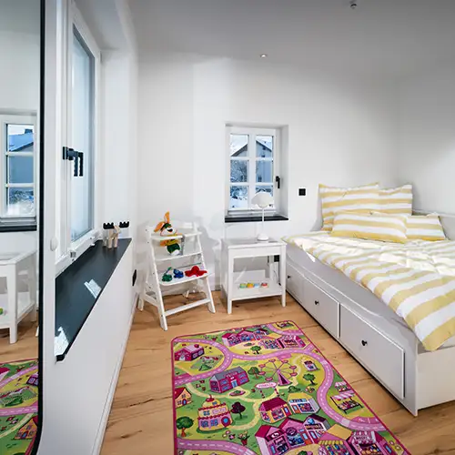 Kinderschlafzimmer mit Spielteppich - Ferienwohnung Fachwerkhaus Eiben, Benolpe