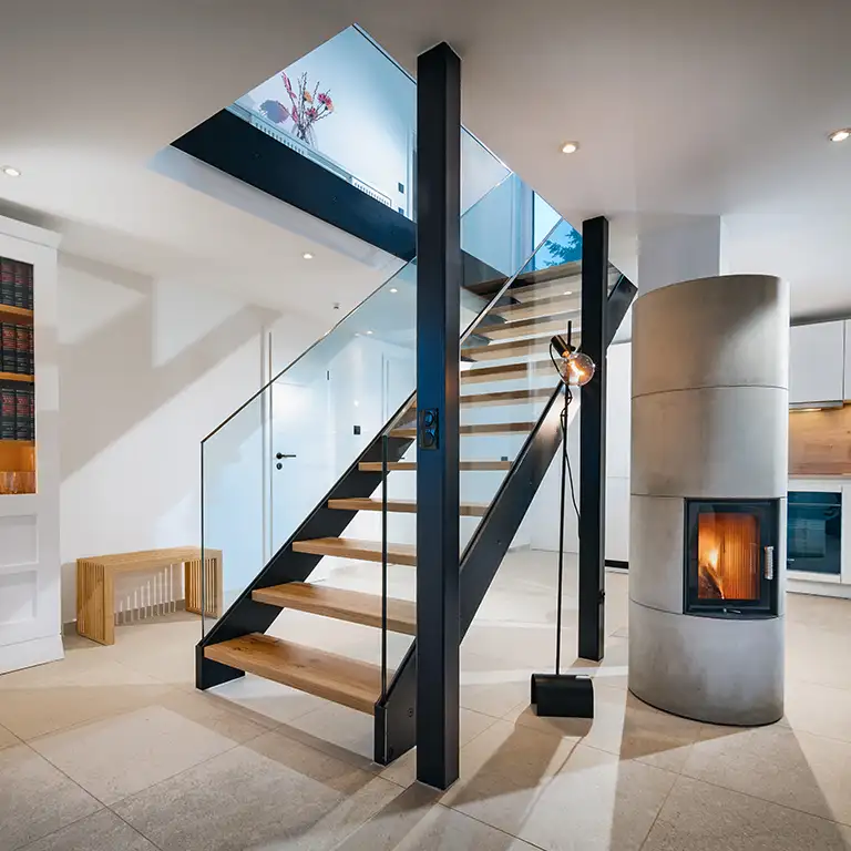 Treppenaufgang und Speicherofen - Ferienhaus Fachwerkhaus Eiben, Benolpe Sauerland