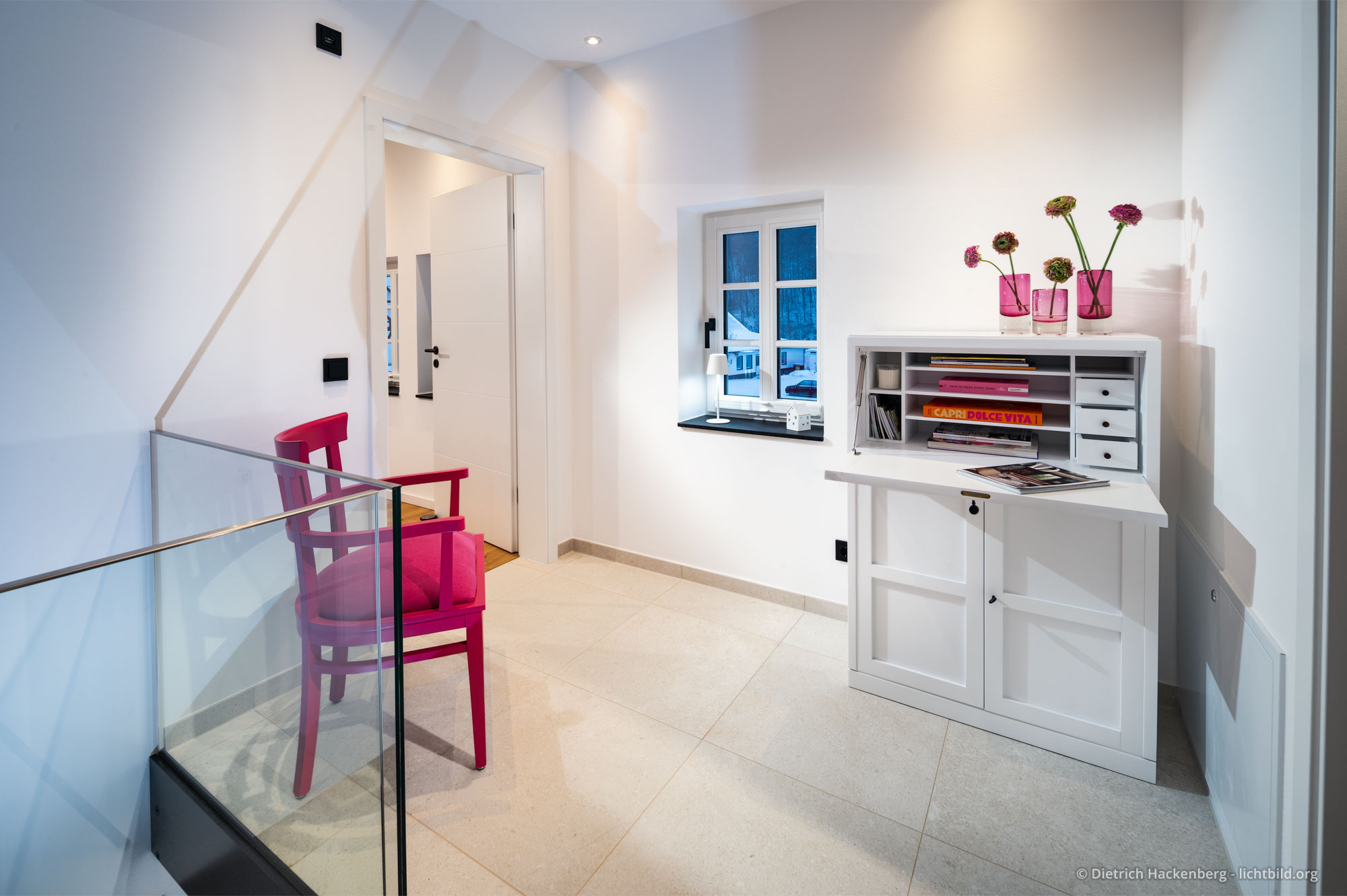 Rosa Stuhl und aufgeklappeter Sekretär. Ferienwohnung im Fachwerkhaus Eiben, Kirchhundem-Benolpe