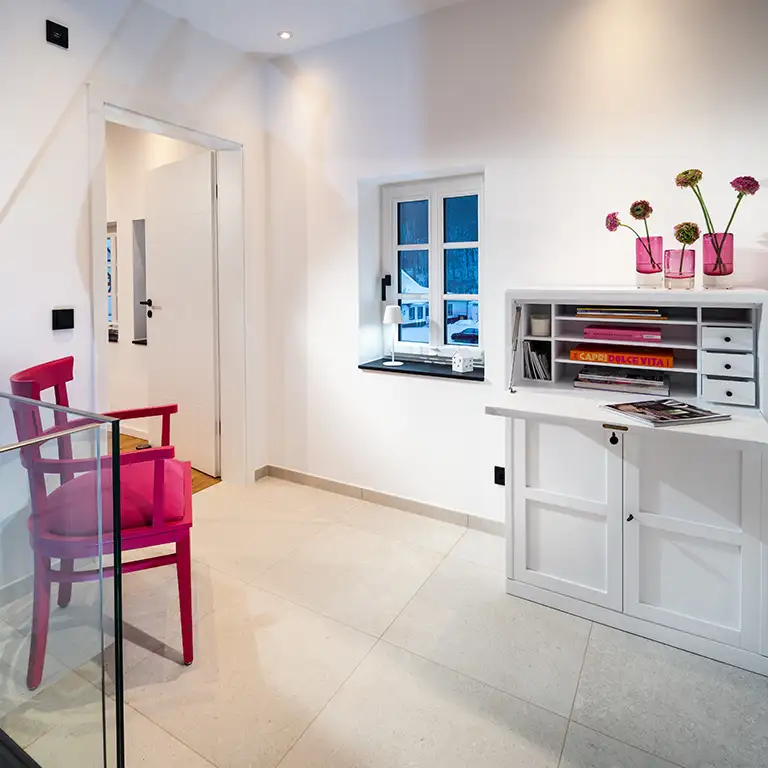 Rosa Stuhl und aufgeklappeter Sekretär. Ferienwohnung Sauerland- Fachwerkhaus Eiben, Benolpe