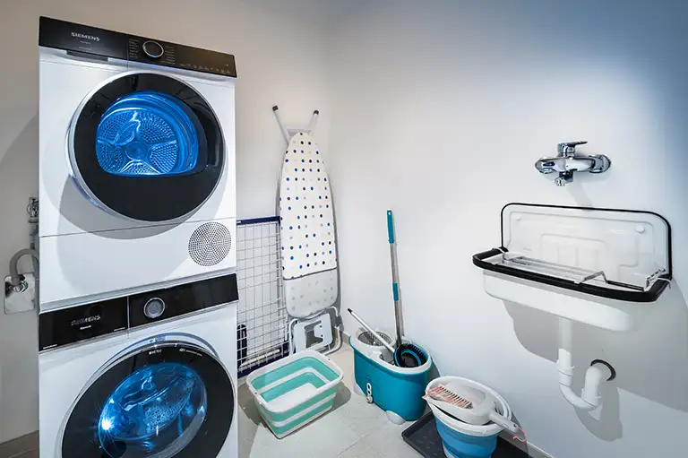 Waschmaschine, Trockner und Zubehör im Waschkeller. Ferienwohnung Fachwerkhaus Eiben, Benolpe